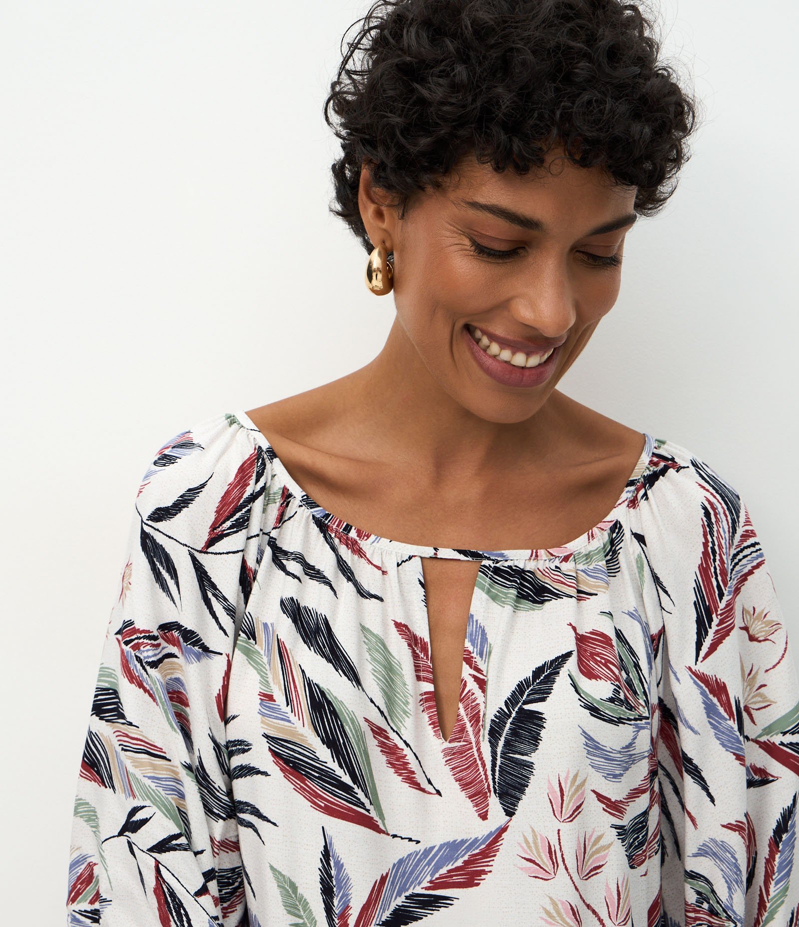 Vestido Curto com Manga Evasê e Estampa Tropical Branco 4