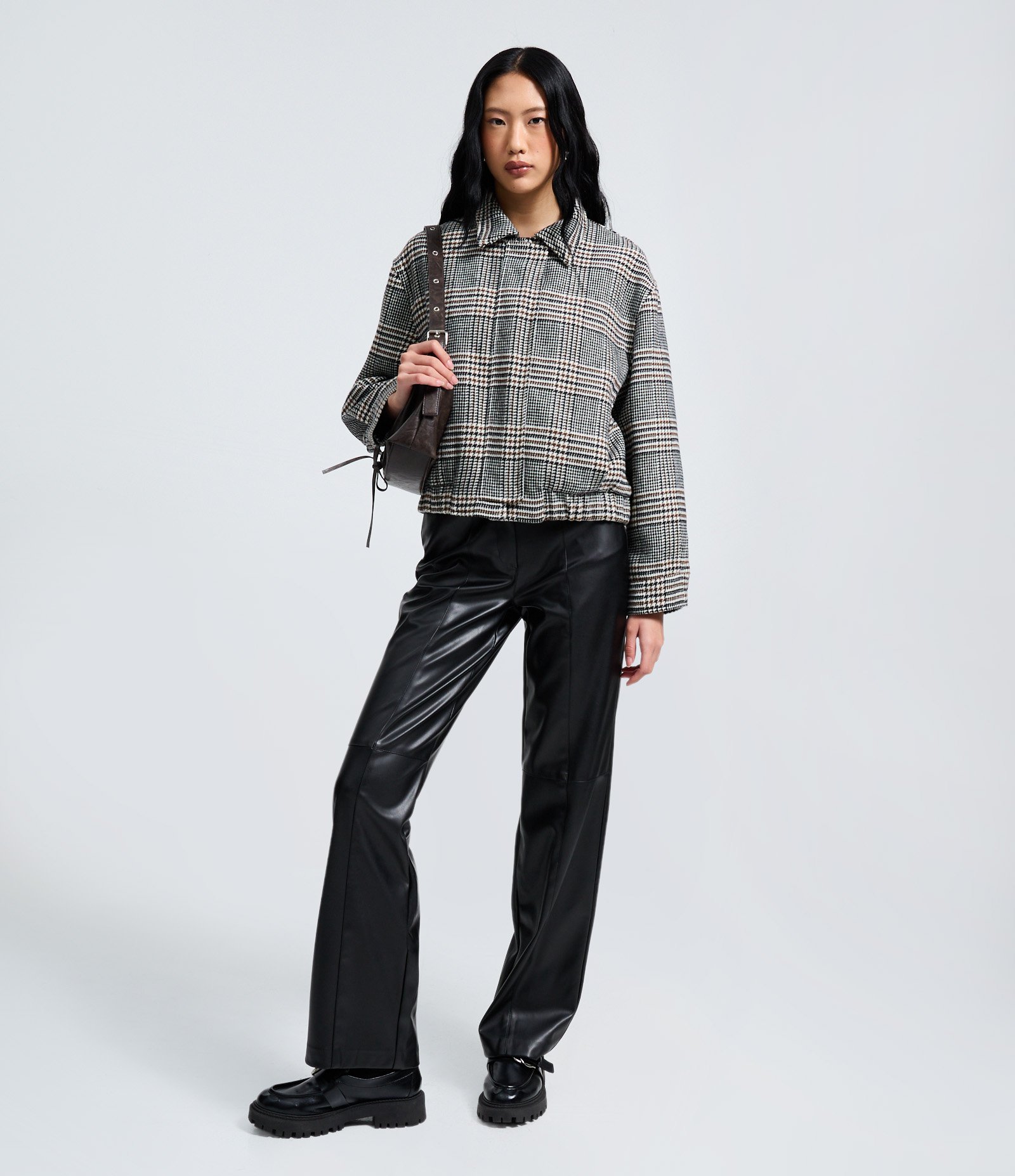 Calça Reta em PU com Fenda e Bolsos Preto 1