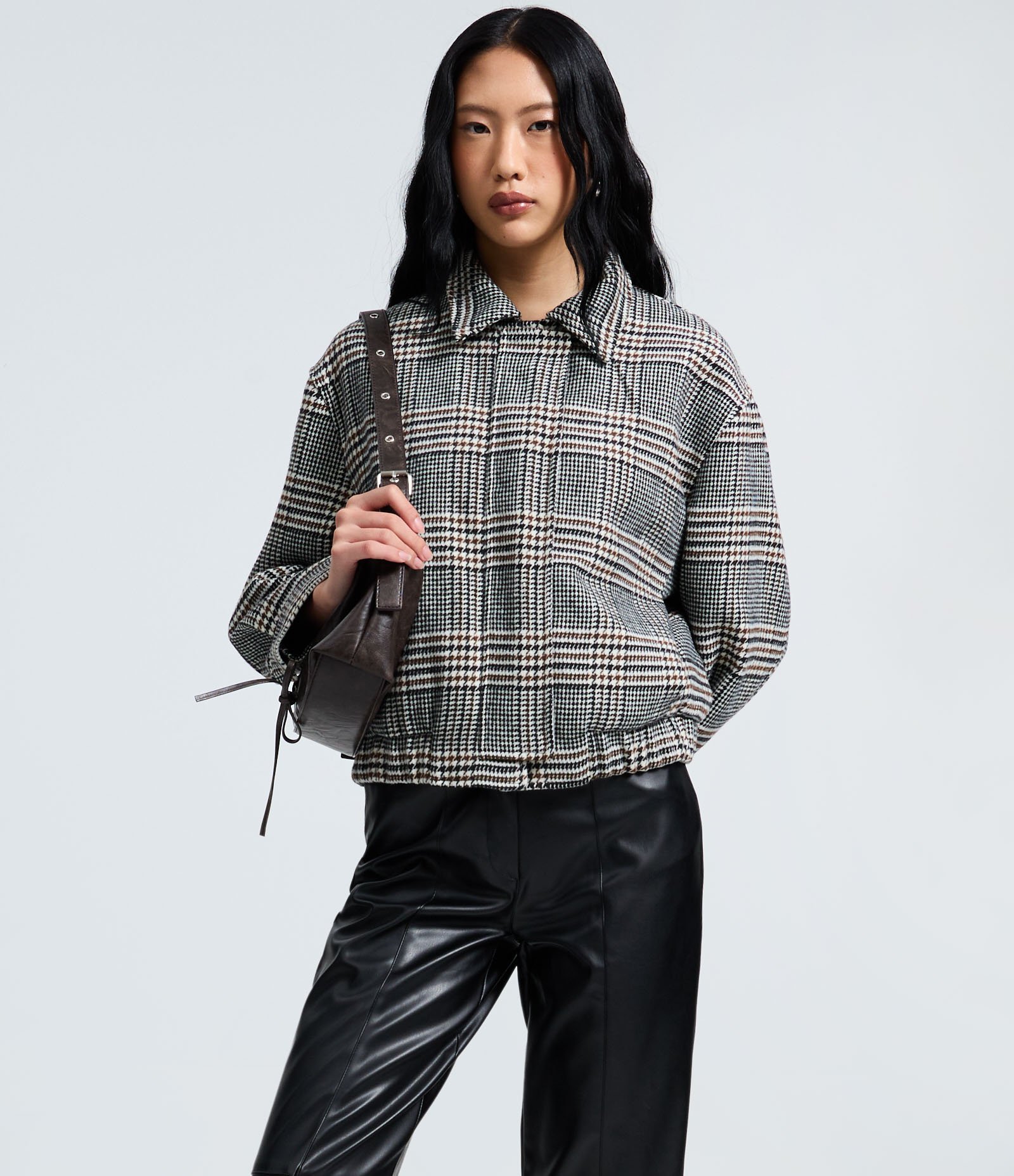 Calça Reta em PU com Fenda e Bolsos Preto 2