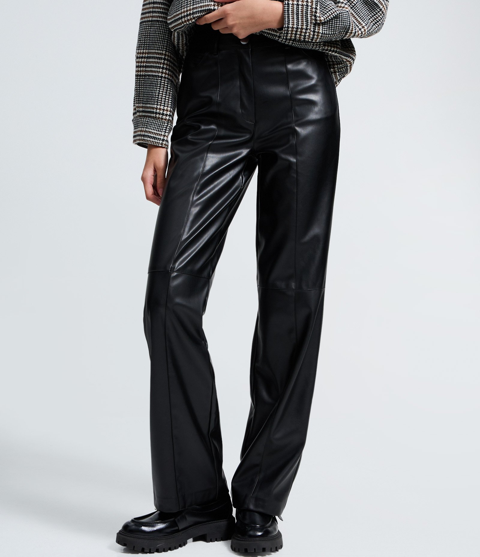 Calça Reta em PU com Fenda e Bolsos Preto 3