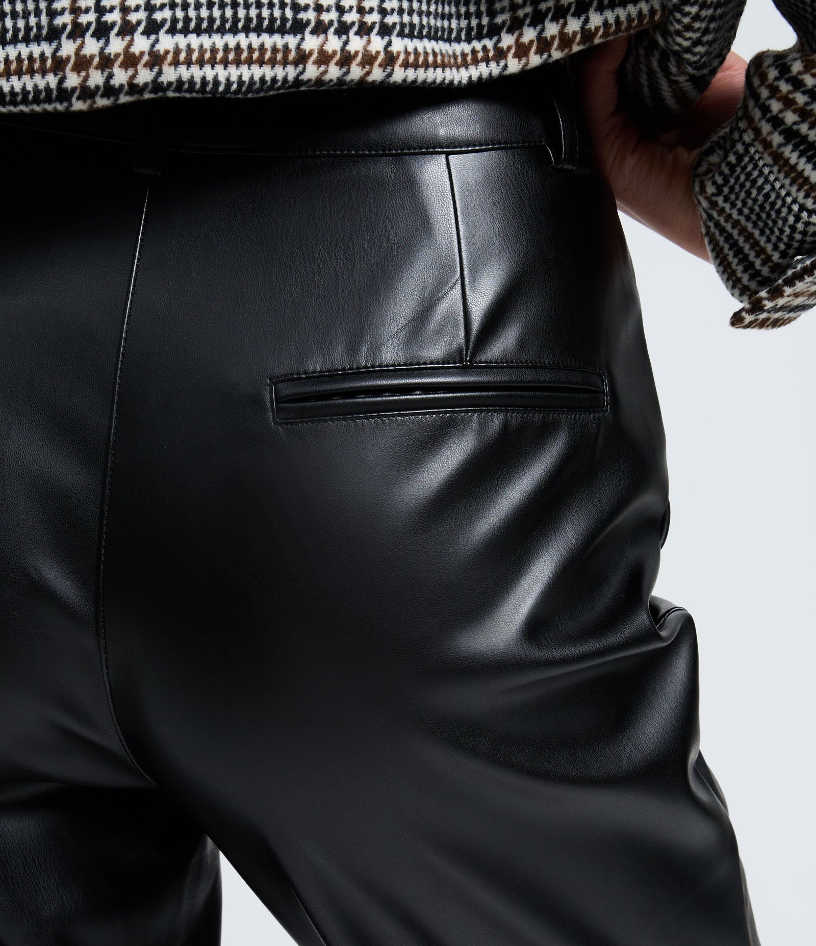 Calça Reta em PU com Fenda e Bolsos Preto 5