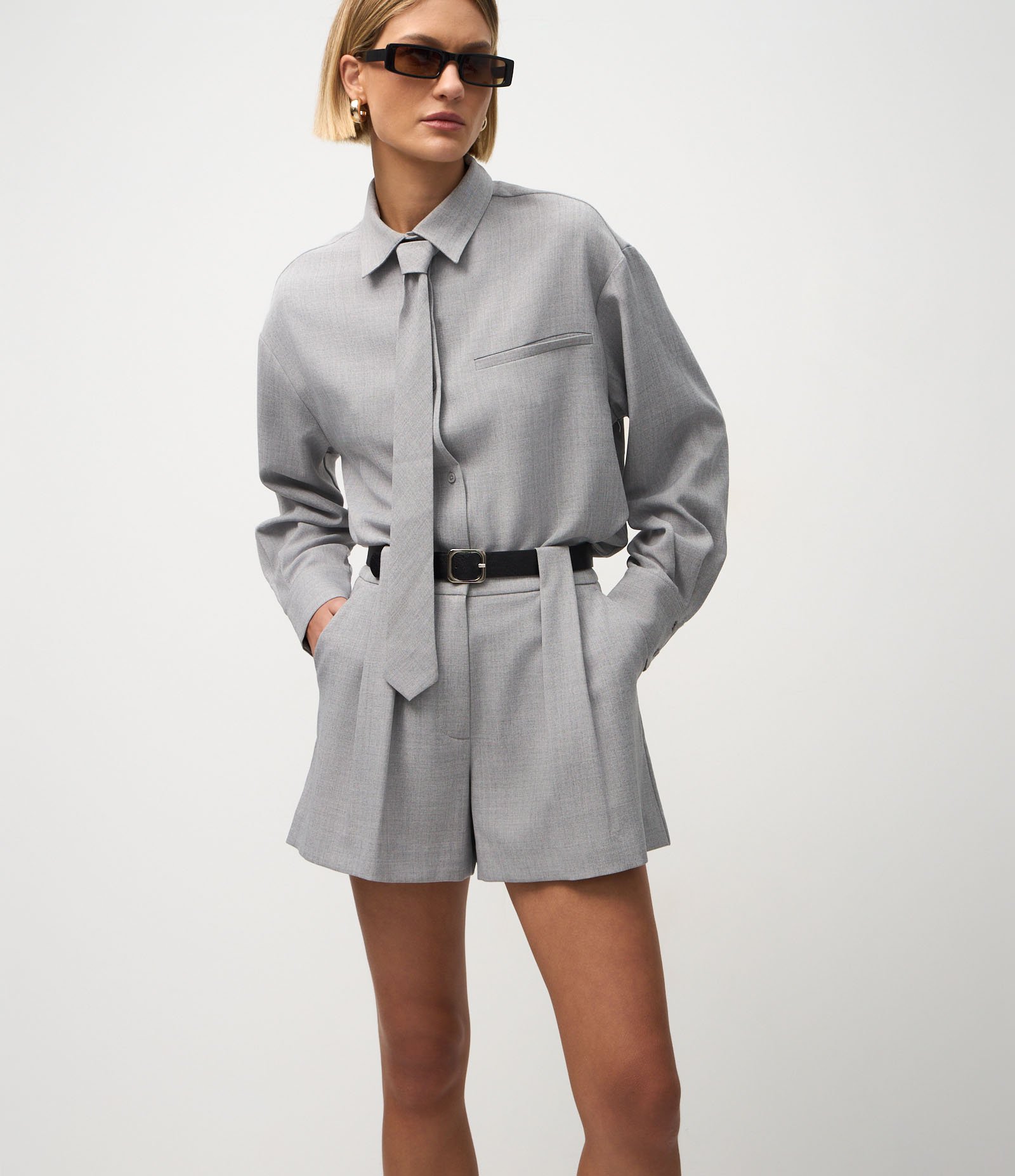 Short Curto Alfaiatado com Cinto Ajustável em PU Cinza 3