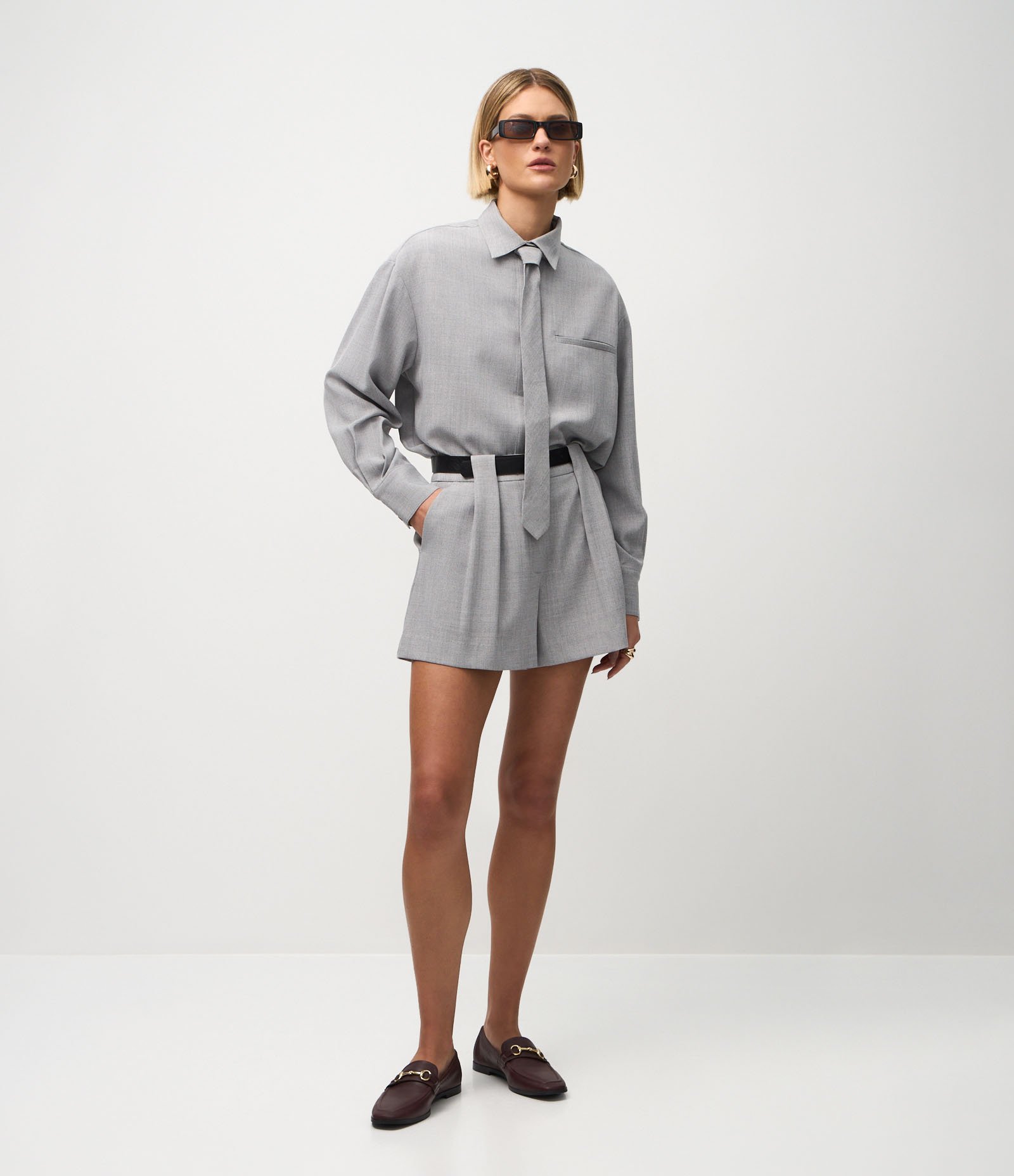 Camisa em Crepe com Manga Longa e Gravata Cinza 2