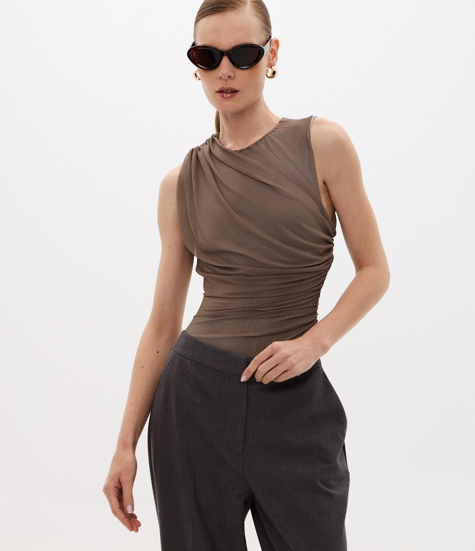 Body em Tule com Gola Redonda e Franzidos Marrom 2