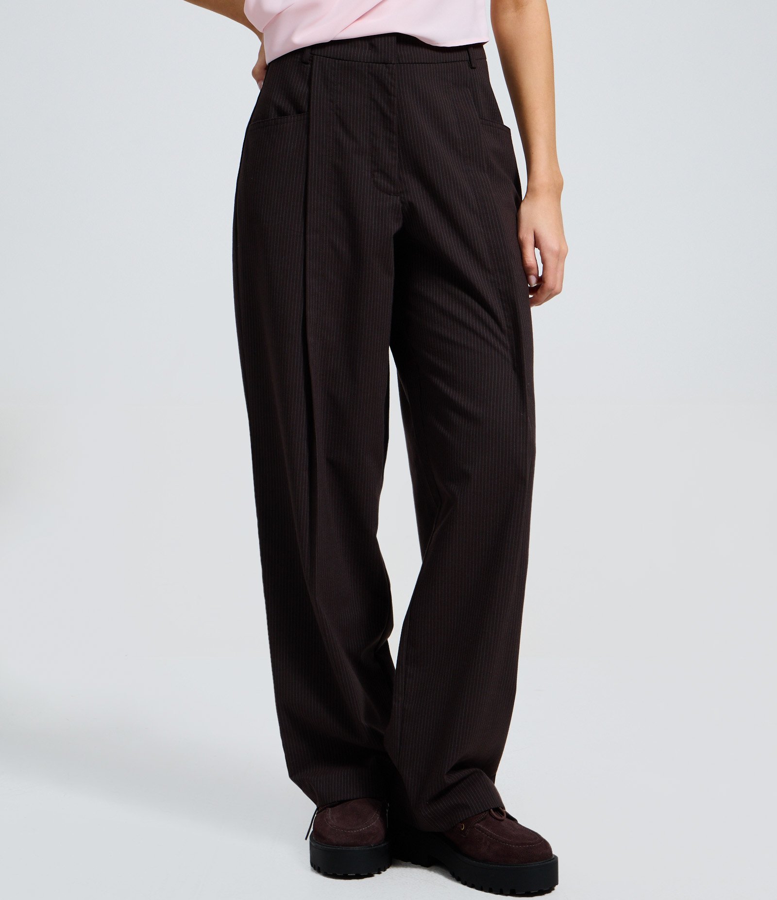 Calça Feminina Alfaiatada Risca de Giz Clássica Marrom 2