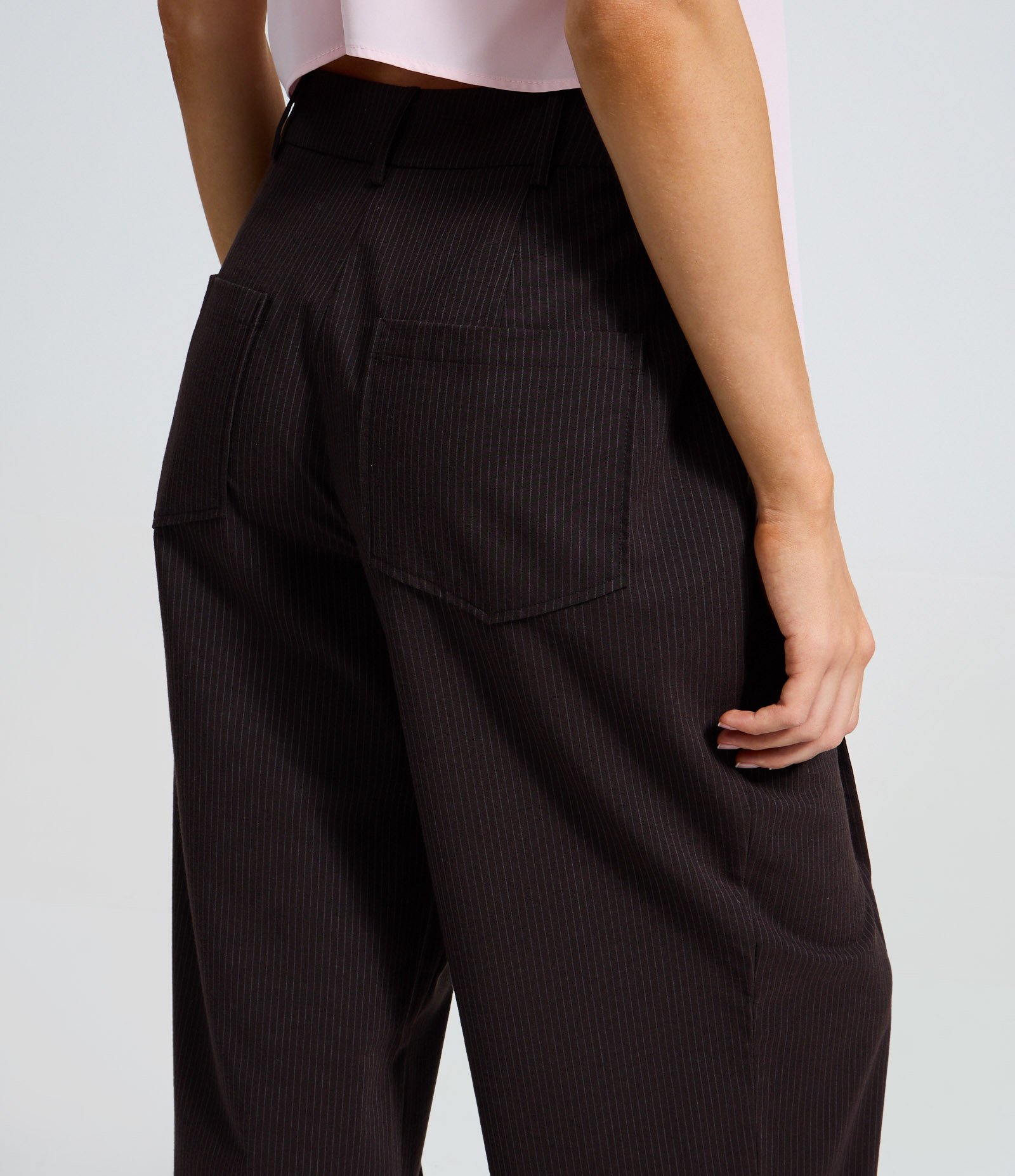 Calça Feminina Alfaiatada Risca de Giz Clássica Marrom 4