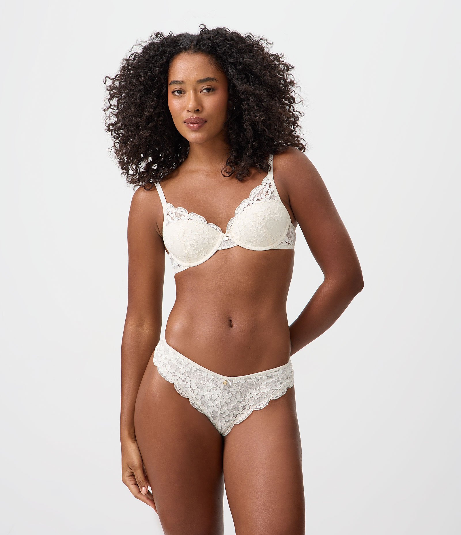 Calcinha Biquíni Fio em Renda Floral 1