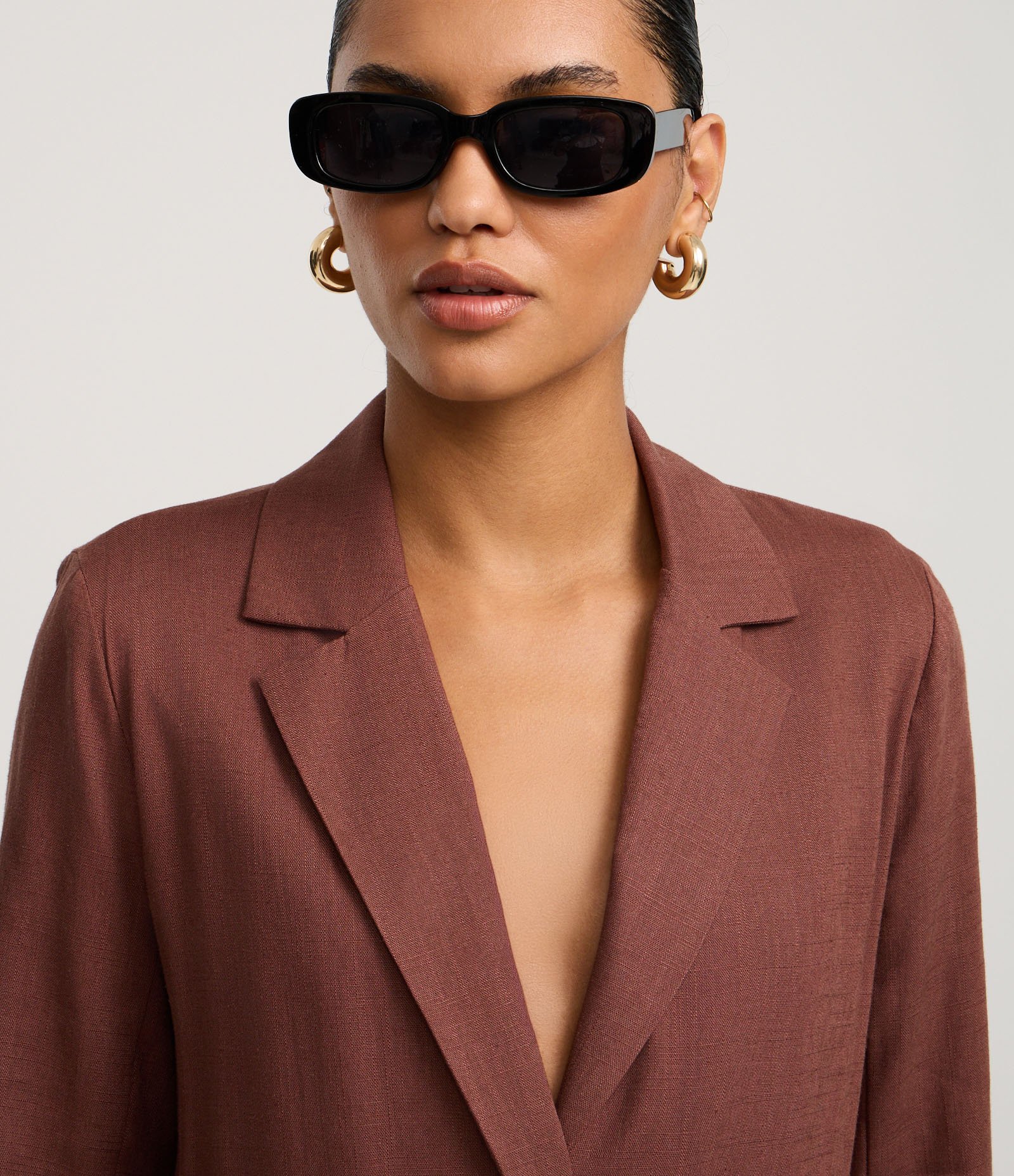 Blazer Alongado em Viscolinho com Botões Metalizados Marrom 3