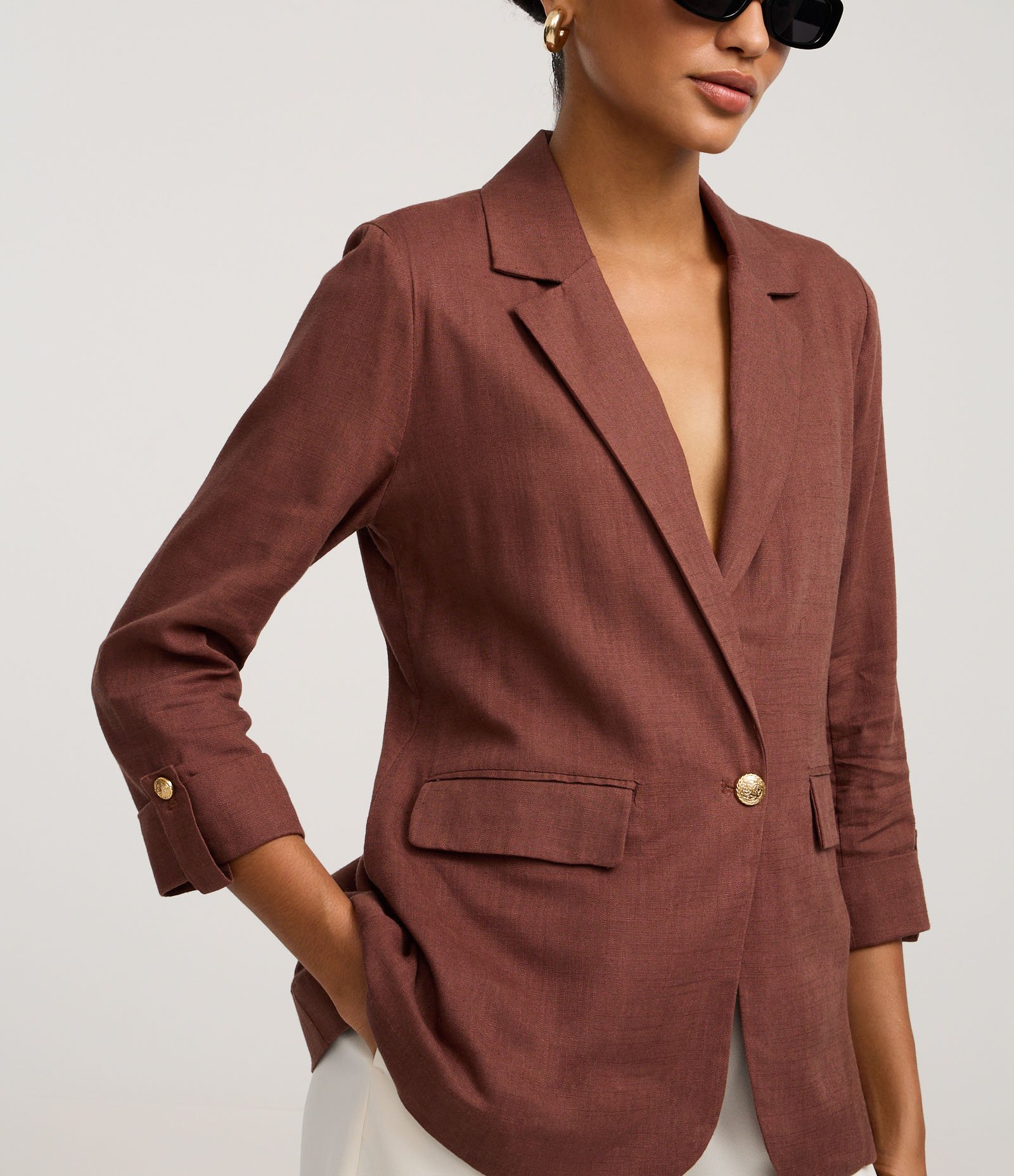 Blazer Alongado em Viscolinho com Botões Metalizados Marrom 4