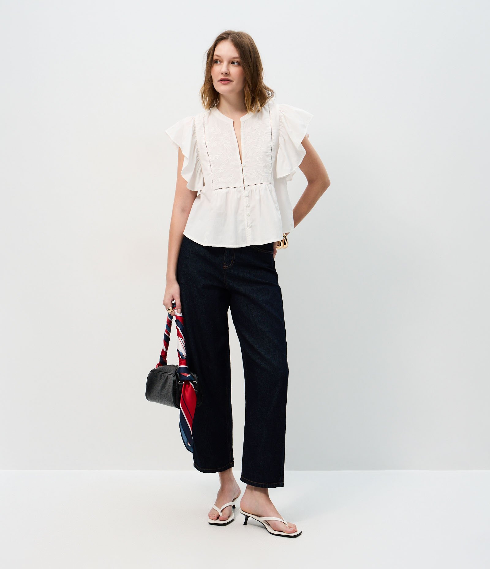Blusa em Algodão com Entremeios Vazados e Bordados Frontais Branco 2