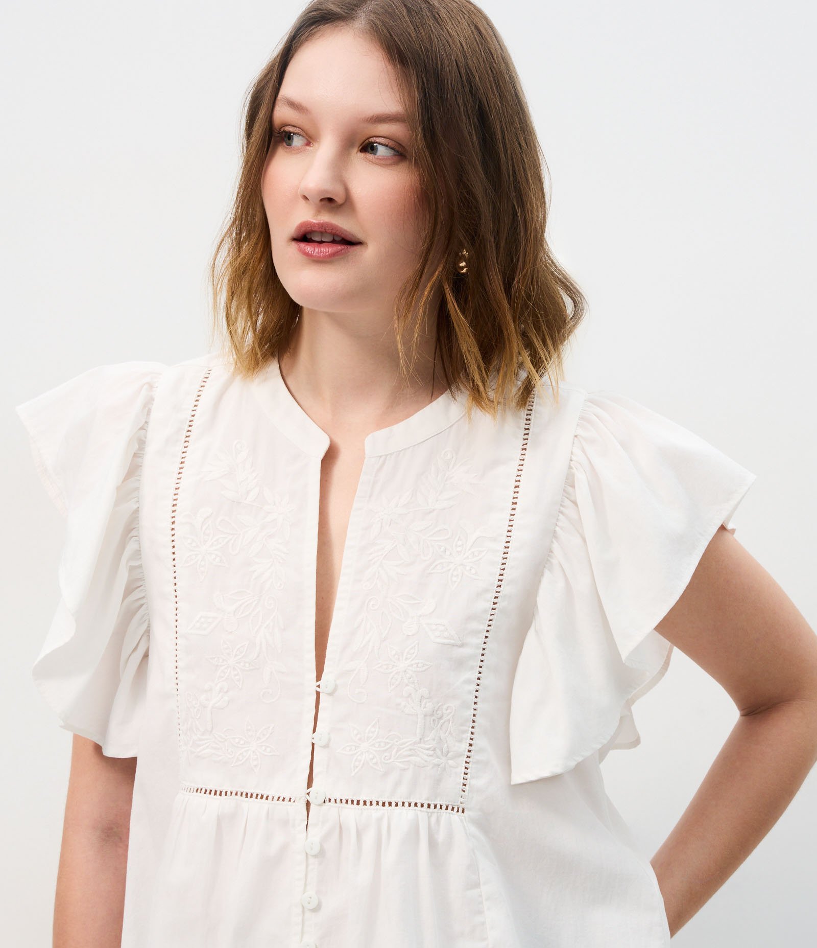 Blusa em Algodão com Entremeios Vazados e Bordados Frontais Branco 3