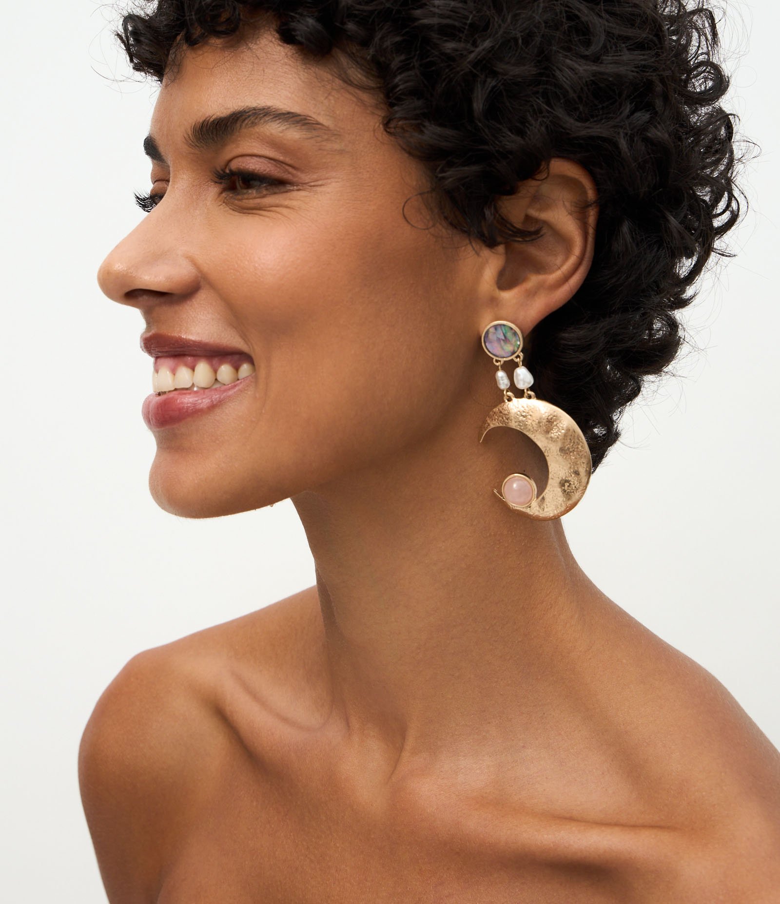 Brinco Médio Assimétrico com Formato de Estrela e Lua Dourado 1