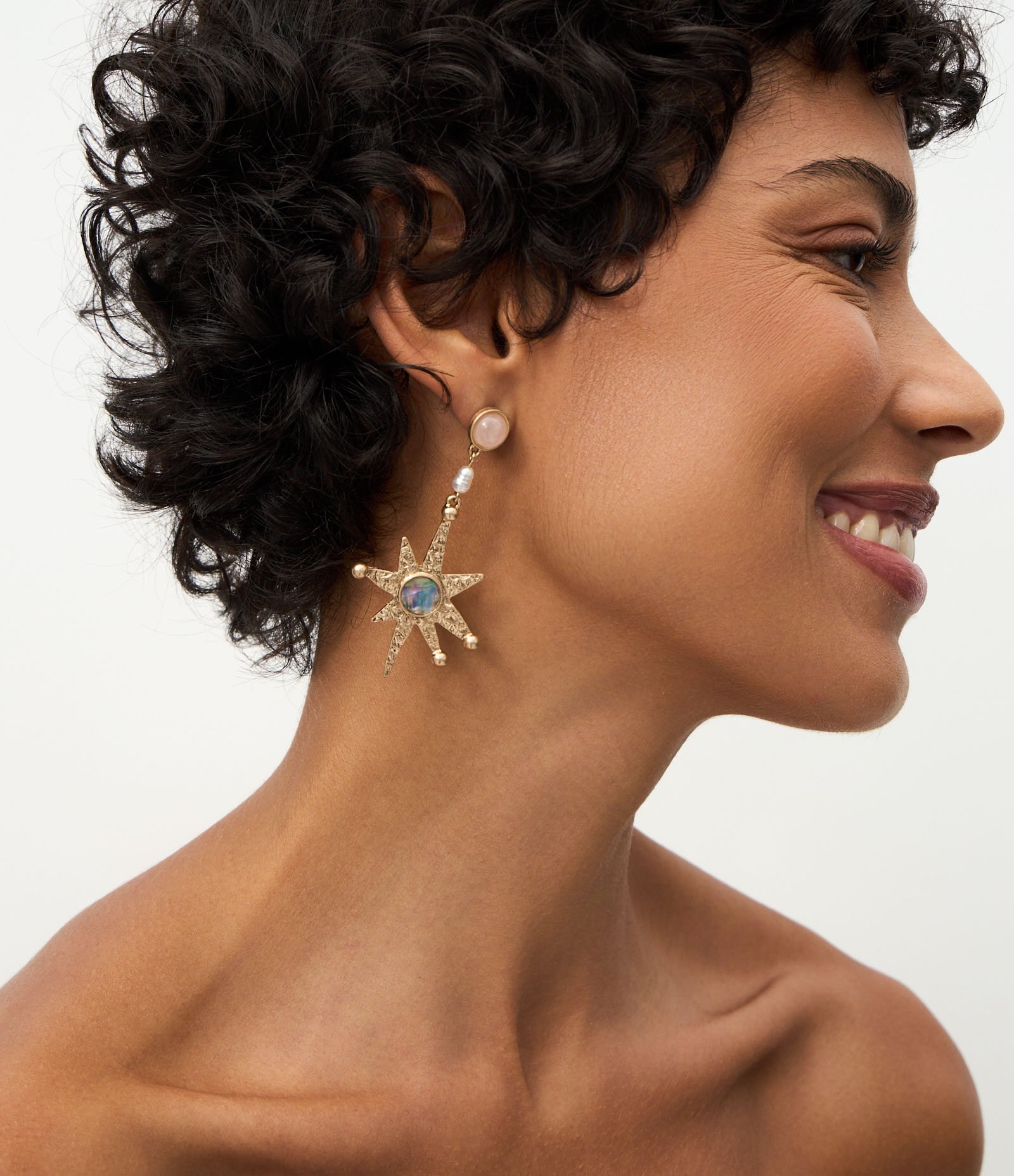 Brinco Médio Assimétrico com Formato de Estrela e Lua Dourado 2