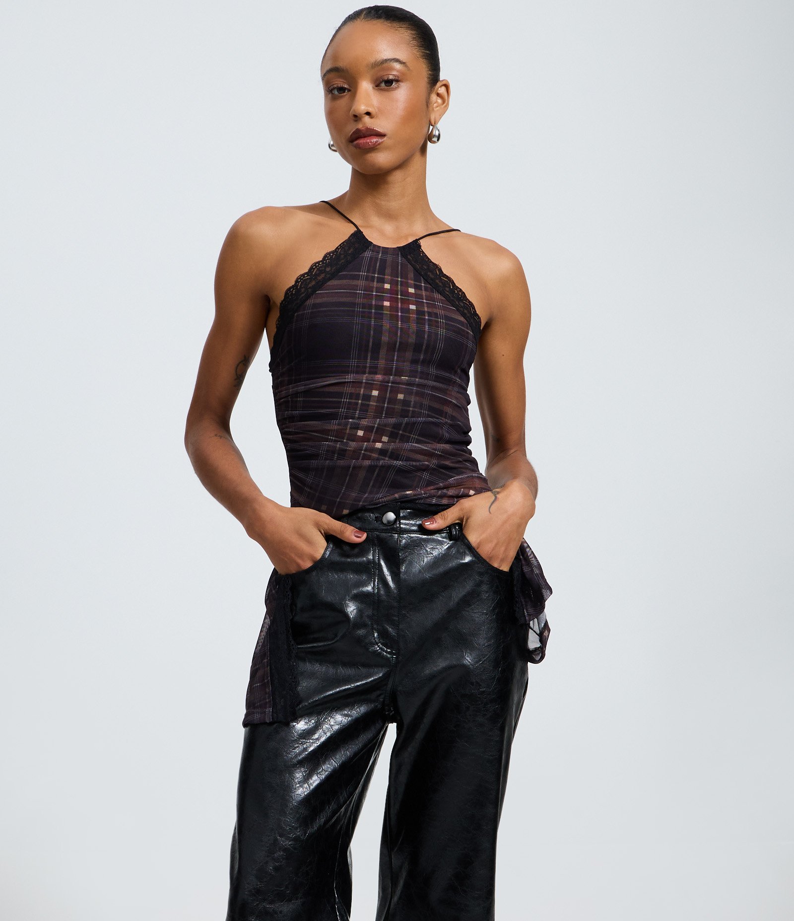 Calça Reta em PU Texturizada Preto 2