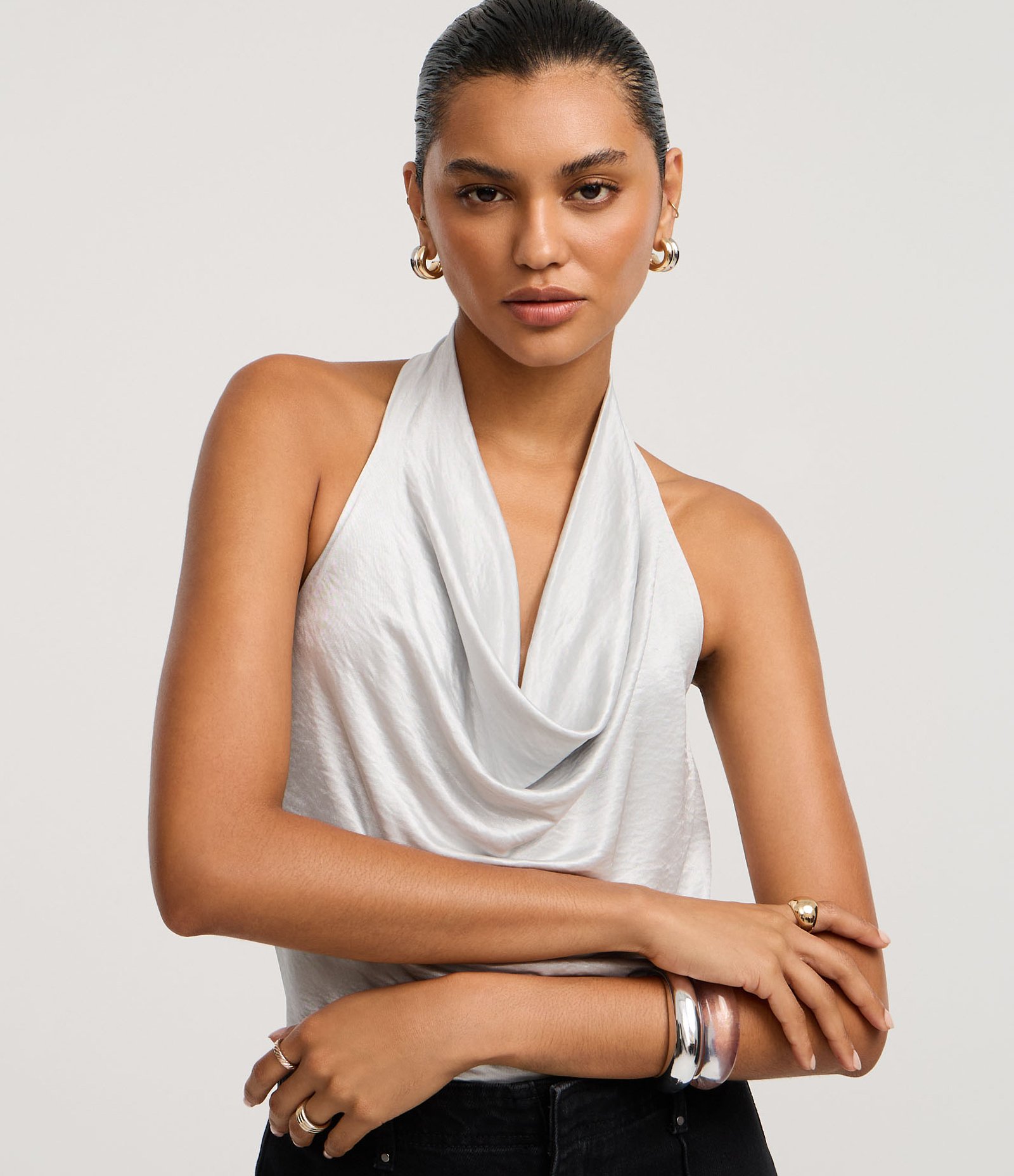 Blusa Frente Única Acetinada com Decote Degagê Branco 1