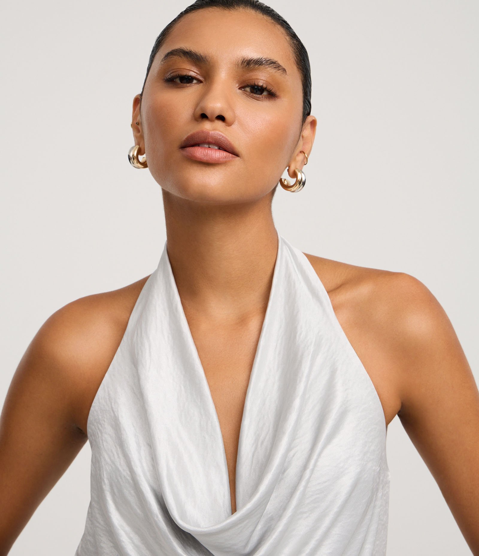 Blusa Frente Única Acetinada com Decote Degagê Branco 3