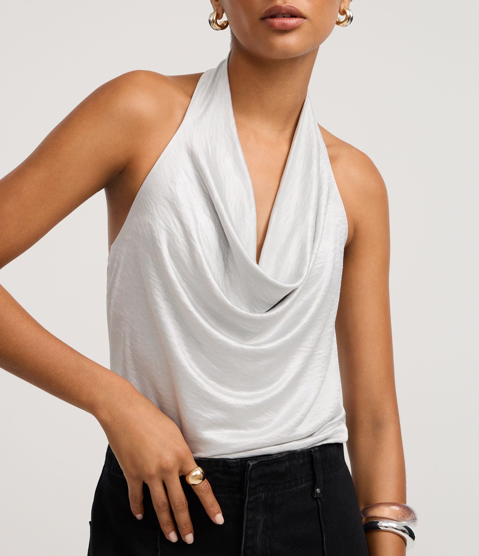 Blusa Frente Única Acetinada com Decote Degagê Branco 5