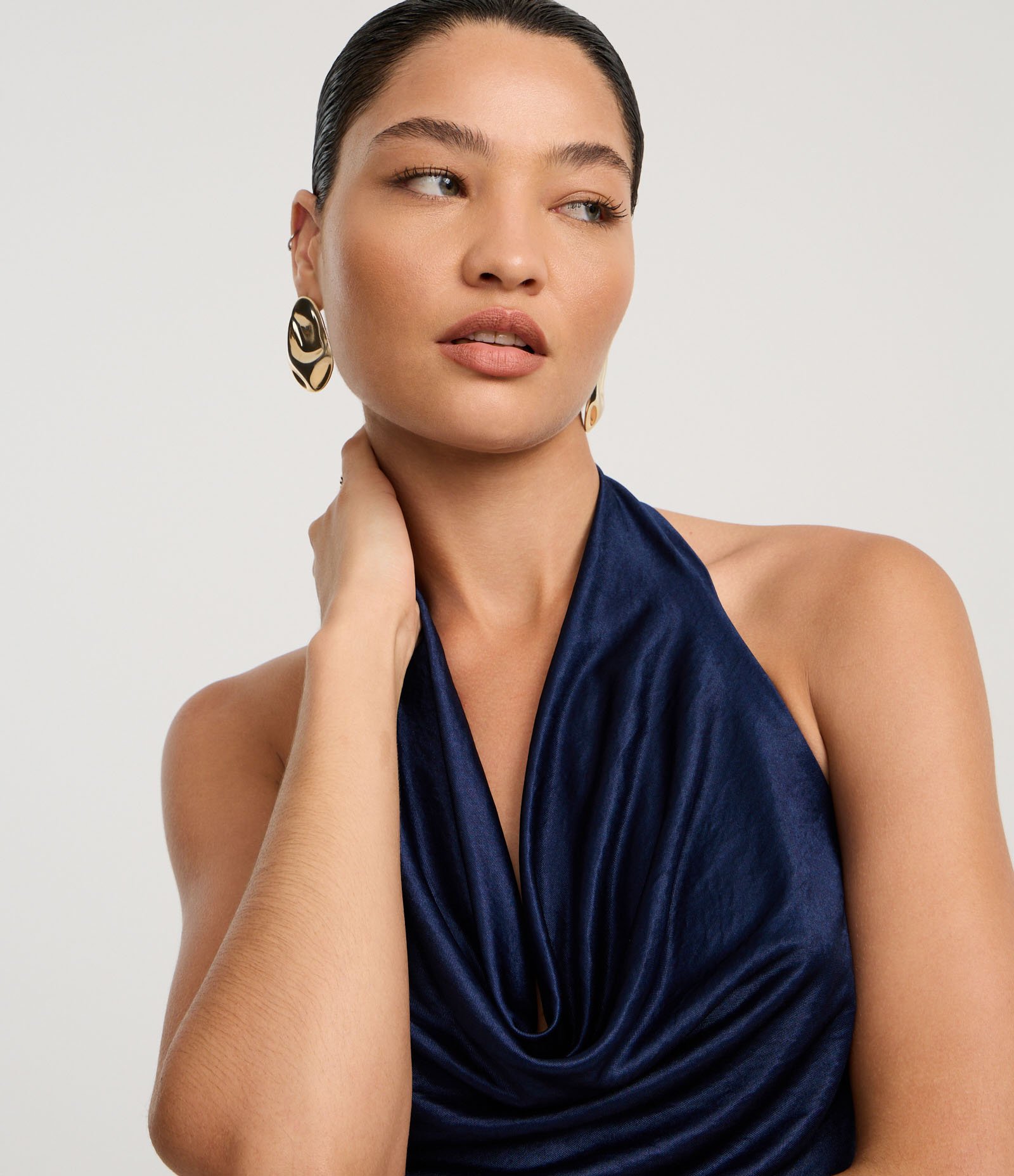 Blusa Frente Única Acetinada com Decote Degagê Azul Marinho 3