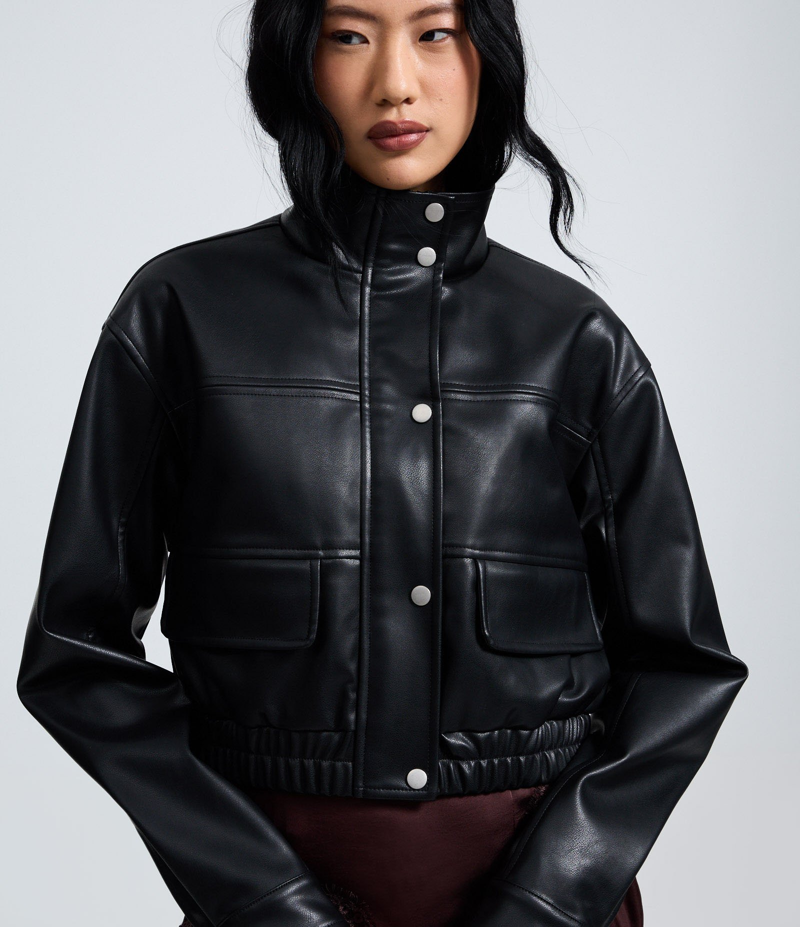 Jaqueta Bomber em PU com Gola Alta Preto 3