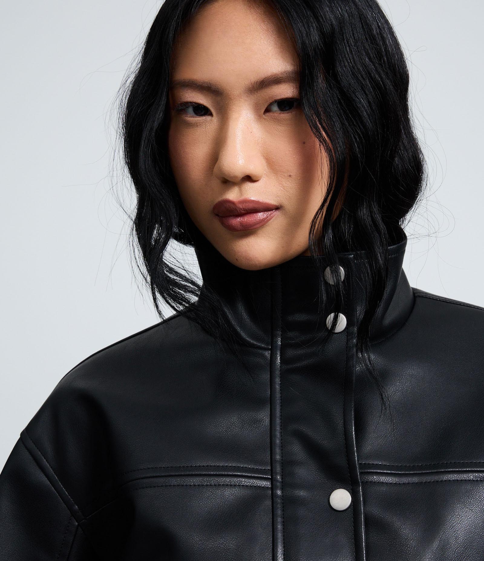 Jaqueta Bomber em PU com Gola Alta Preto 4