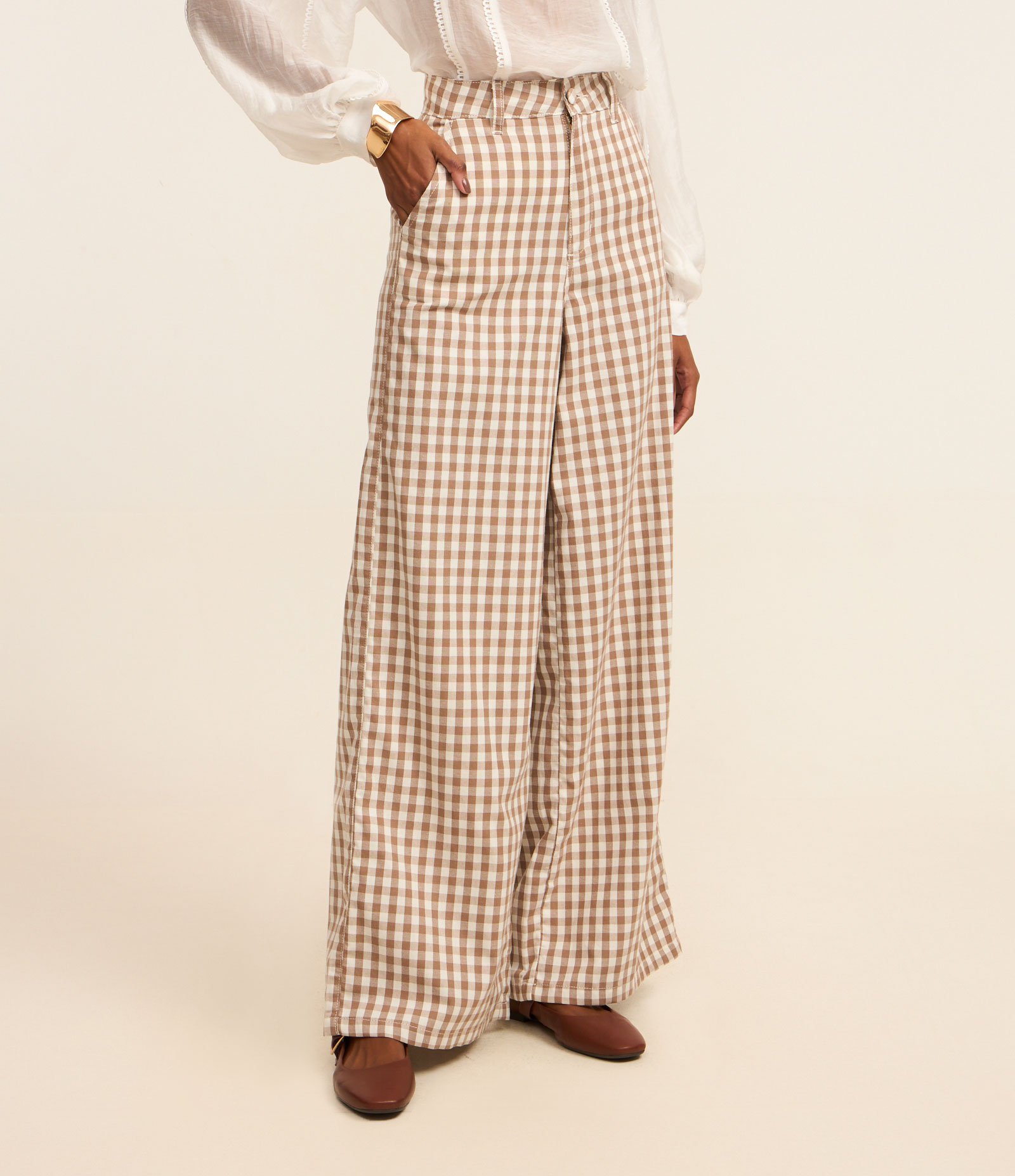 Calça Wide Leg em Sarja com Estampa Xadrez e Botão Forrado Bege 2