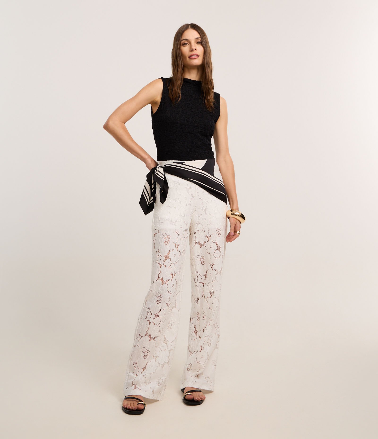 Blusa em Renda com Gola Alta e Ponto Diferenciado Preto 2