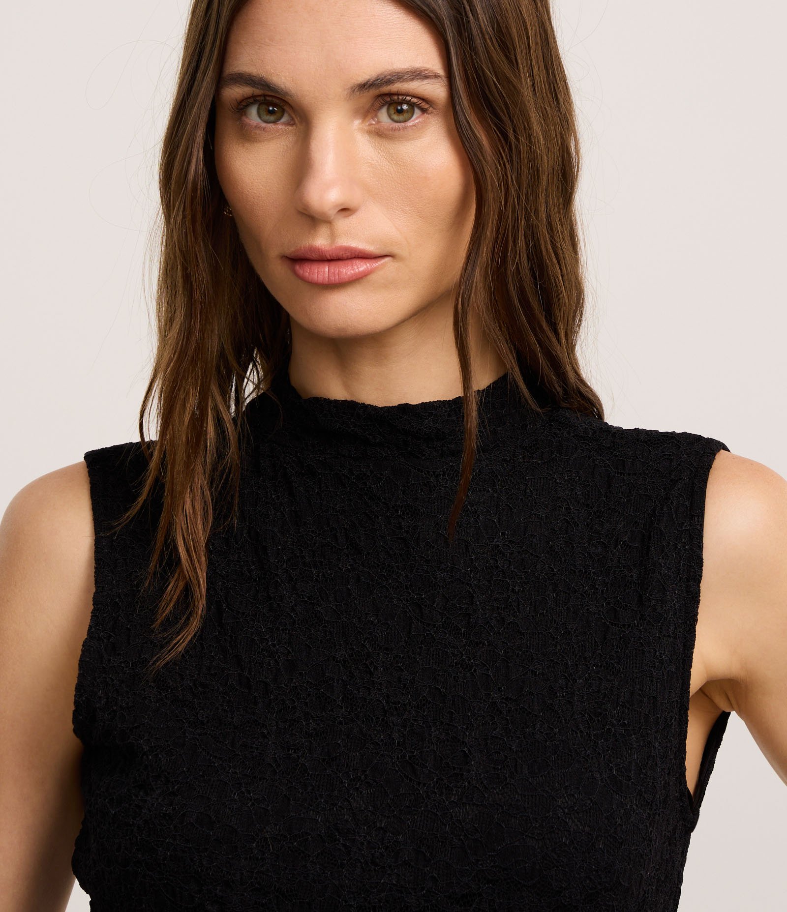 Blusa em Renda com Gola Alta e Ponto Diferenciado Preto 3