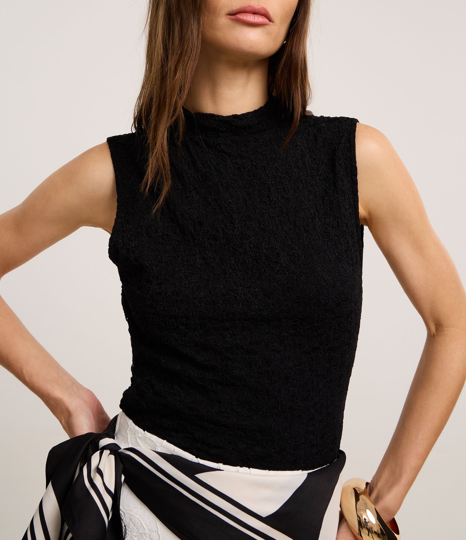 Blusa em Renda com Gola Alta e Ponto Diferenciado Preto 4