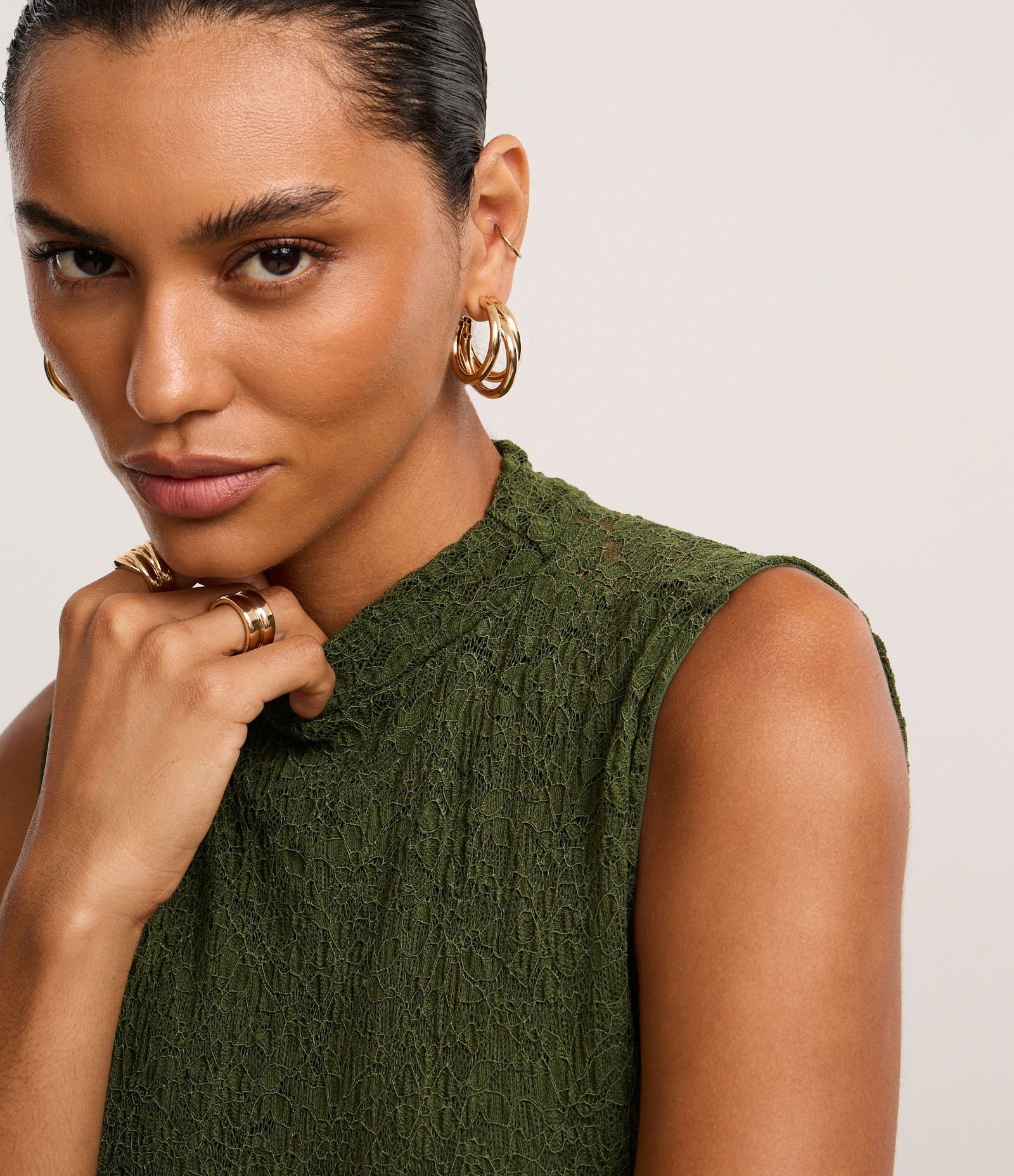 Blusa em Renda com Gola Alta e Ponto Diferenciado Verde 1