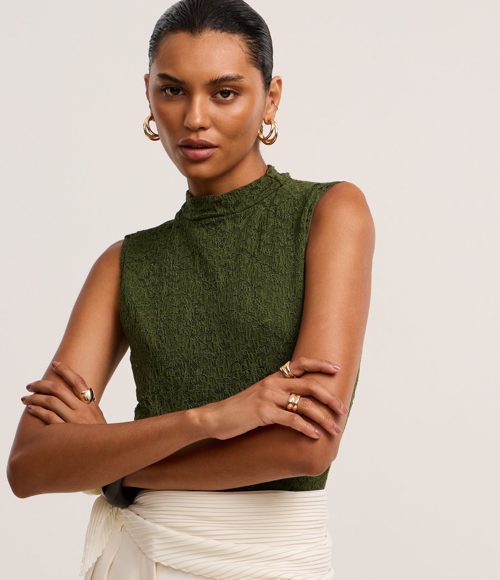 Blusa em Renda com Gola Alta e Ponto Diferenciado Verde 2