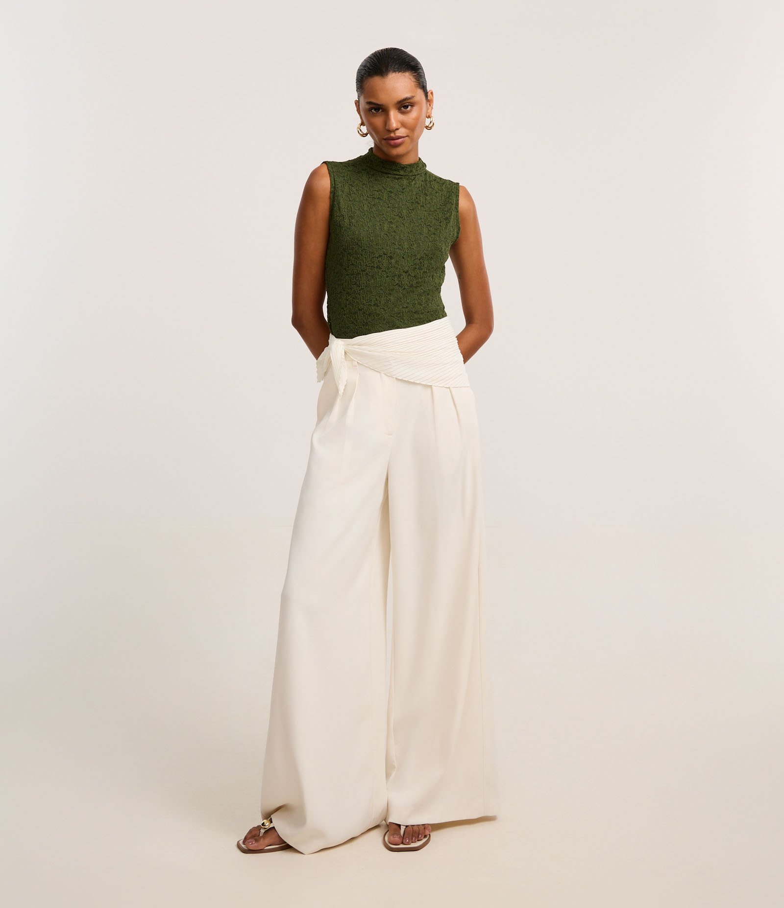 Blusa em Renda com Gola Alta e Ponto Diferenciado Verde 3