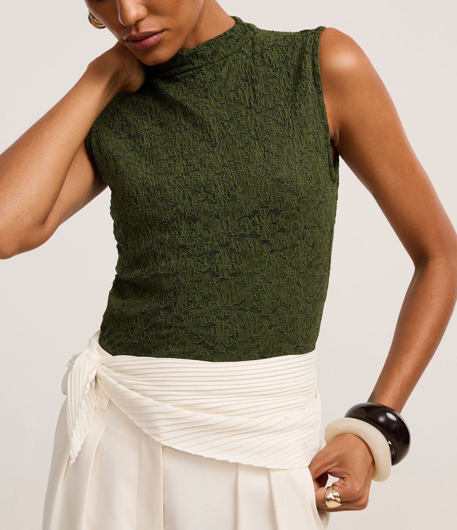 Blusa em Renda com Gola Alta e Ponto Diferenciado Verde 4