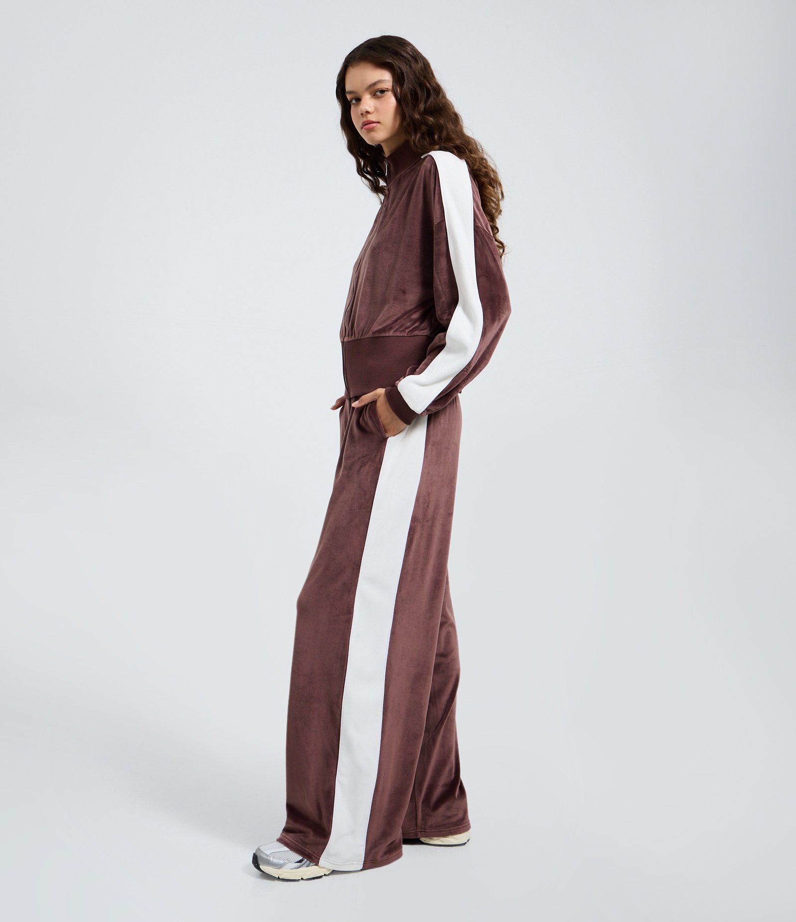 Casaco em Plush com Gola Alta e Listra Lateral Marrom 2