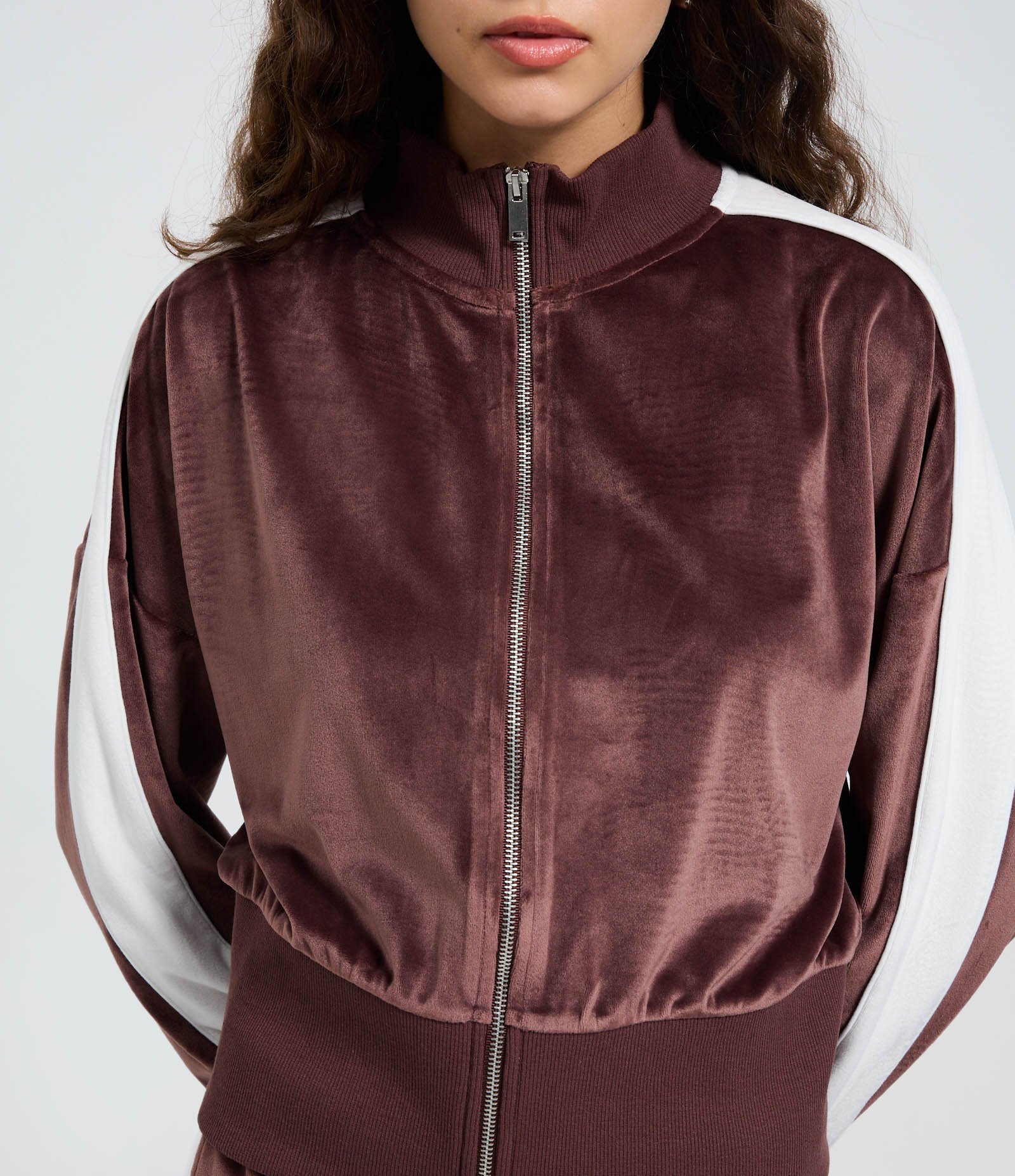 Casaco em Plush com Gola Alta e Listra Lateral Marrom 3