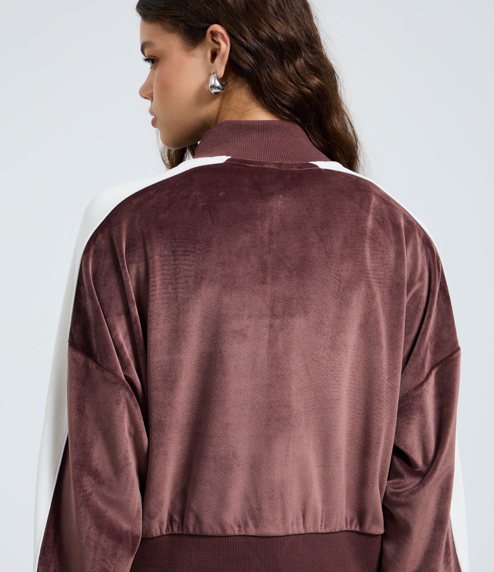 Casaco em Plush com Gola Alta e Listra Lateral Marrom 4