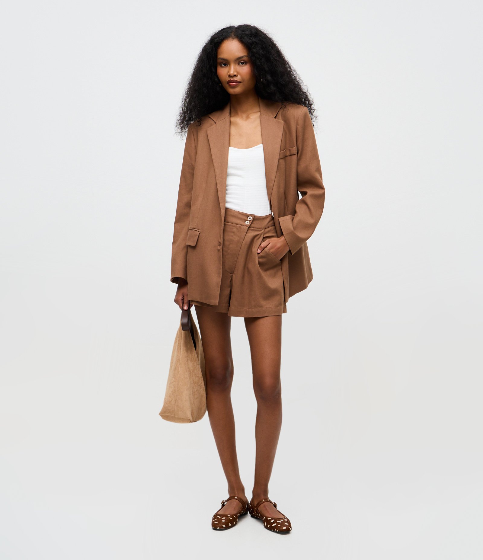 Short Alfaiatado em Viscolinho com Detalhe Diagonal e Botões Bege 1