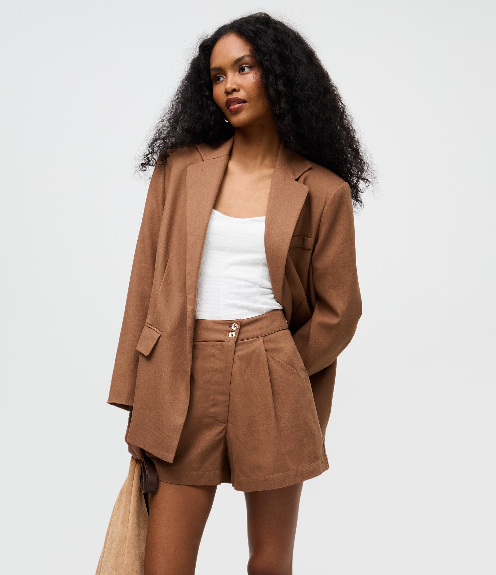 Short Alfaiatado em Viscolinho com Detalhe Diagonal e Botões Bege 2