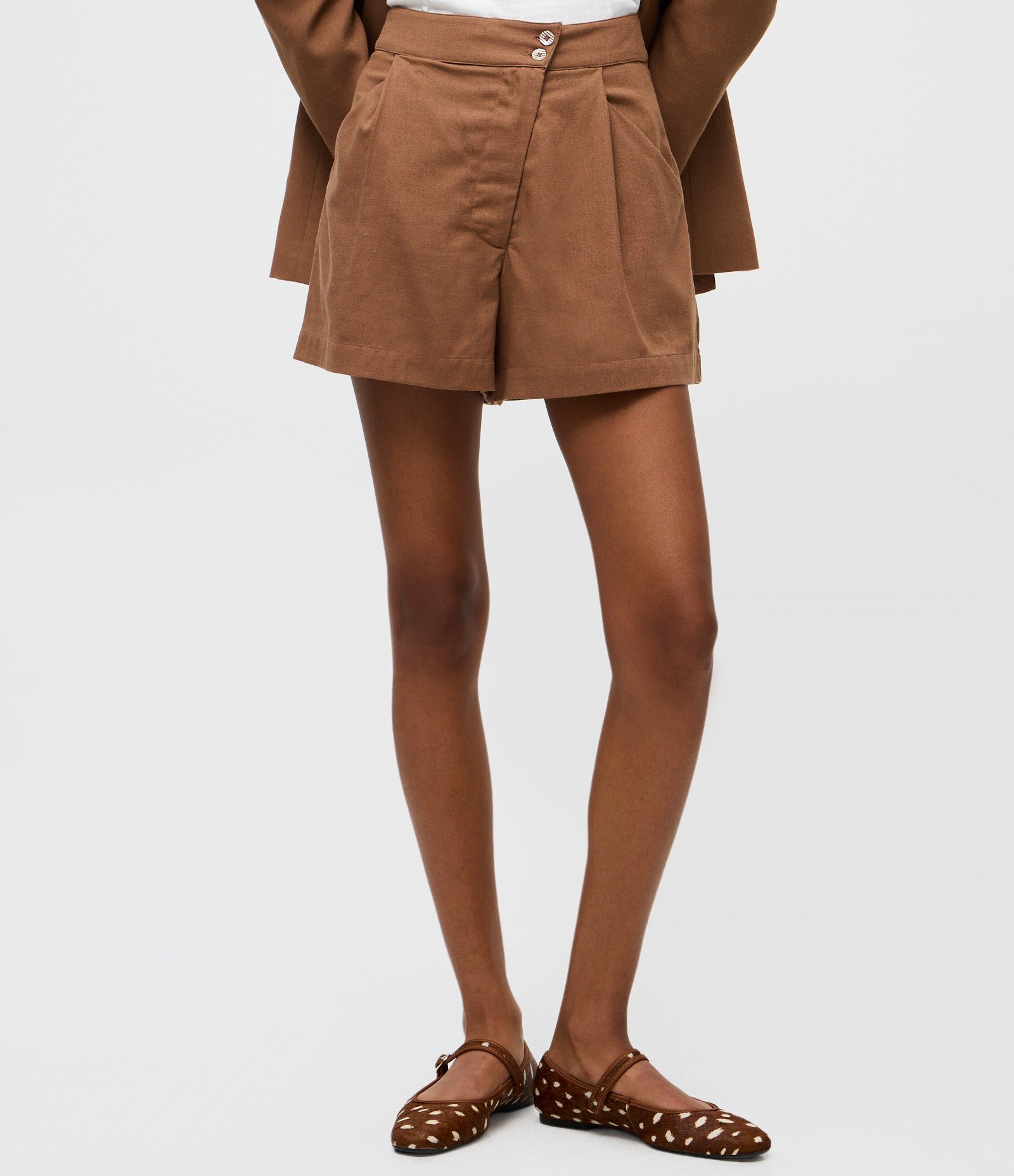 Short Alfaiatado em Viscolinho com Detalhe Diagonal e Botões Bege 3