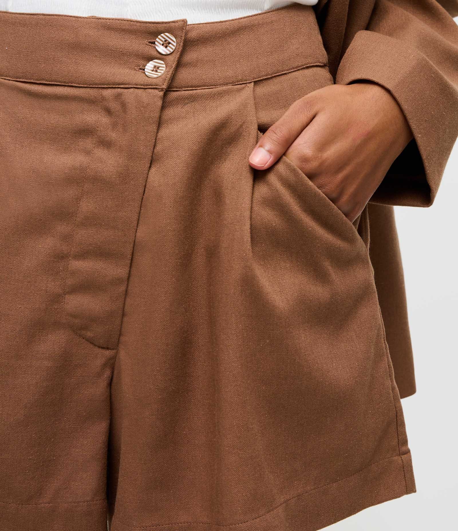 Short Alfaiatado em Viscolinho com Detalhe Diagonal e Botões Bege 4