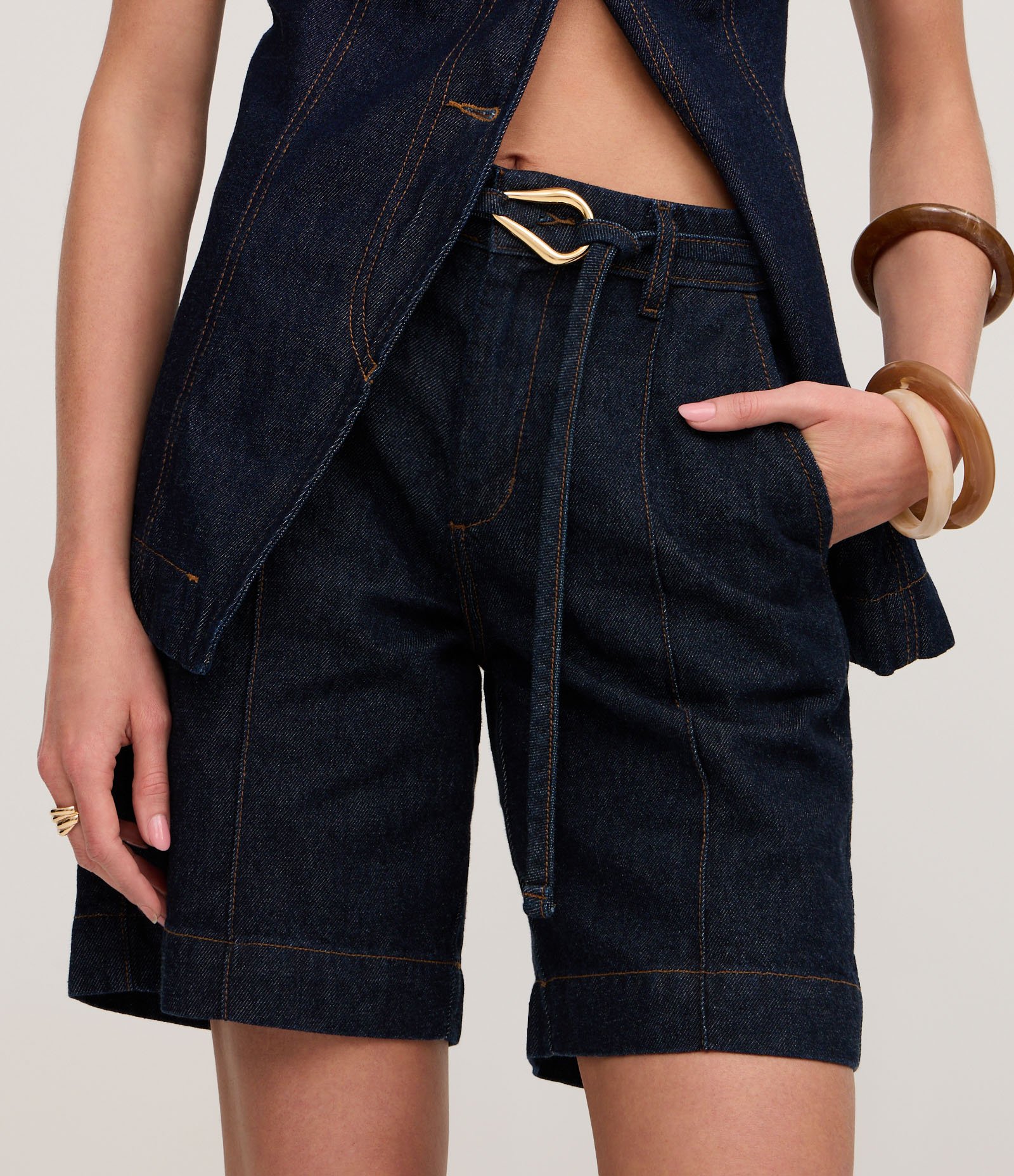 Bermuda Cintura Média em Jeans com Fivela DIferenciada Escuro 3