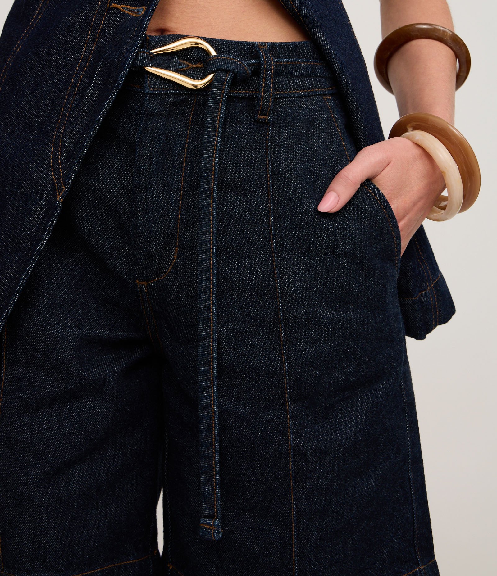 Bermuda Cintura Média em Jeans com Fivela DIferenciada Escuro 4