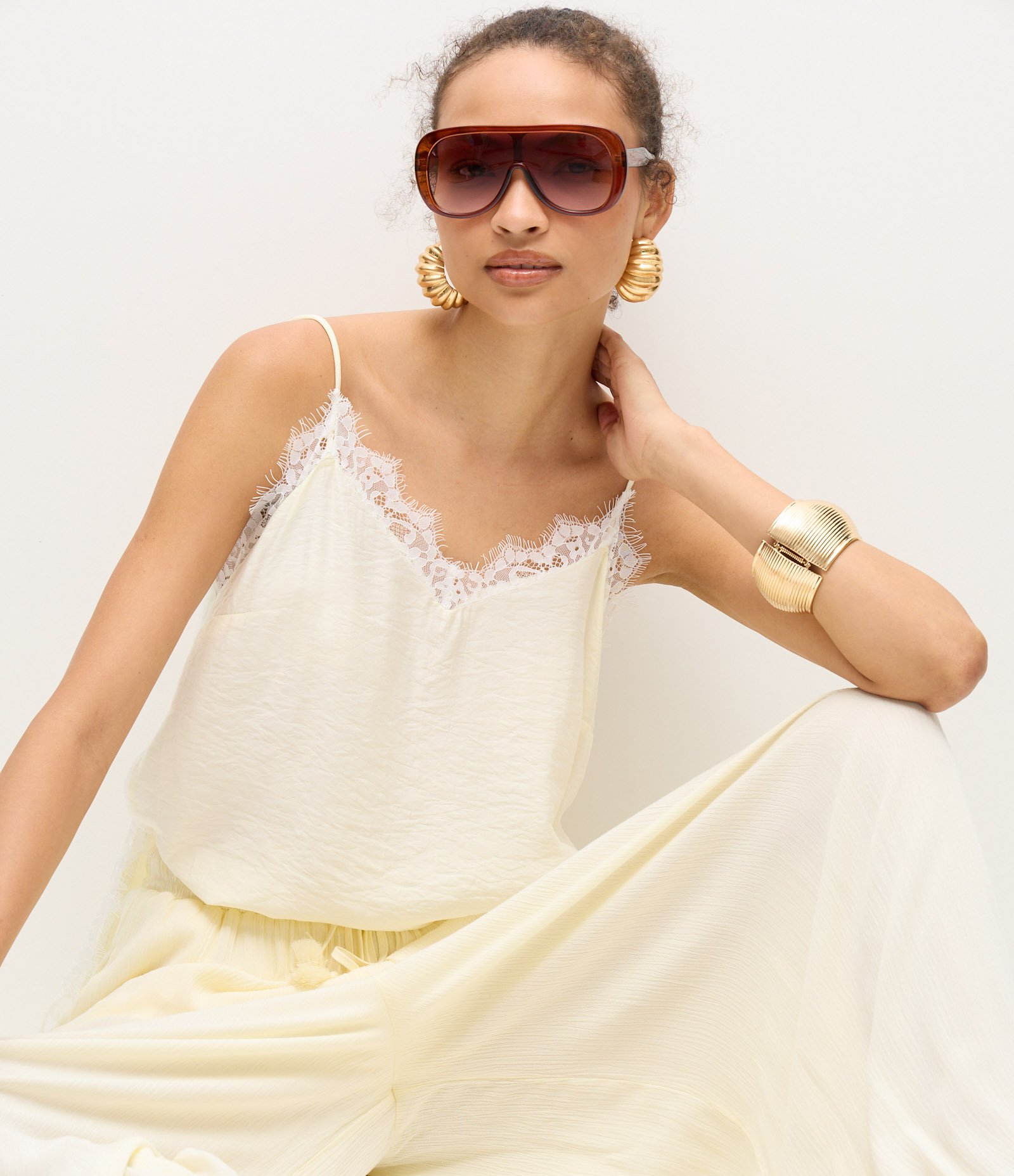 Blusa de Alça em Crepe com Detalhe de Renda Amarelo 2