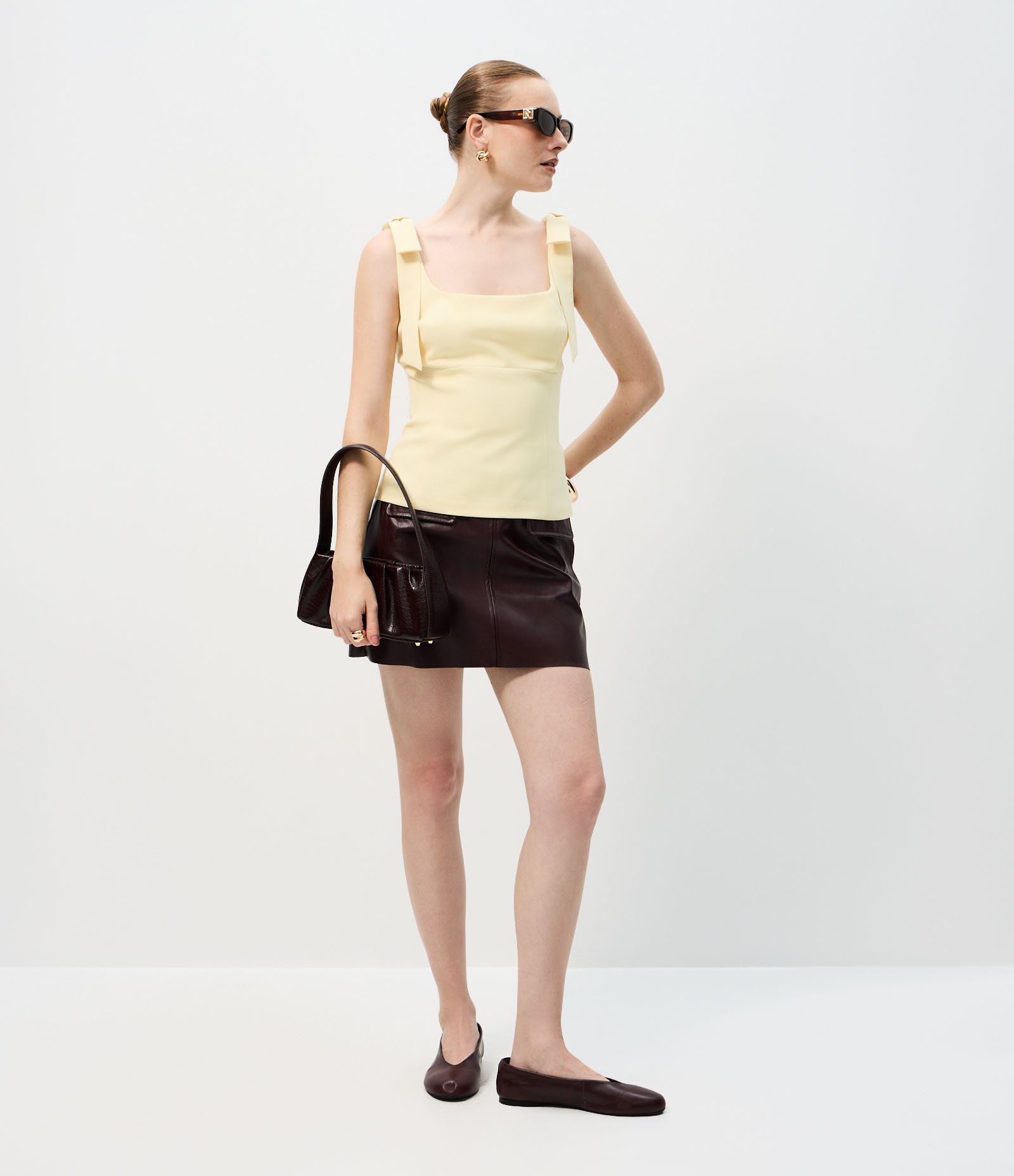 Blusa Alfaiatada em Crepe com Laço na Alça Amarelo 2