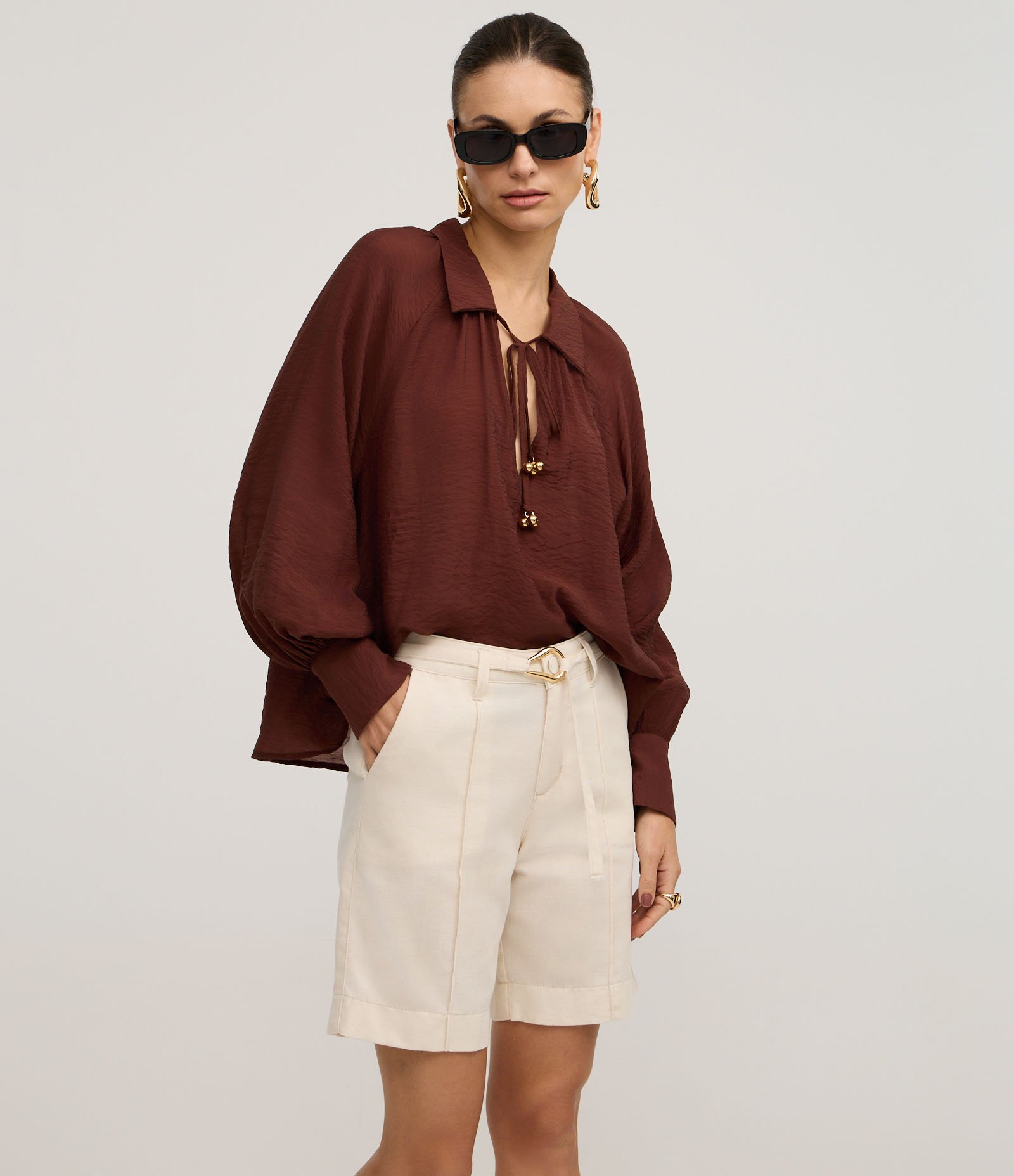 Bermuda Cintura Média em Sarja com Cinto Amarração Bege 2