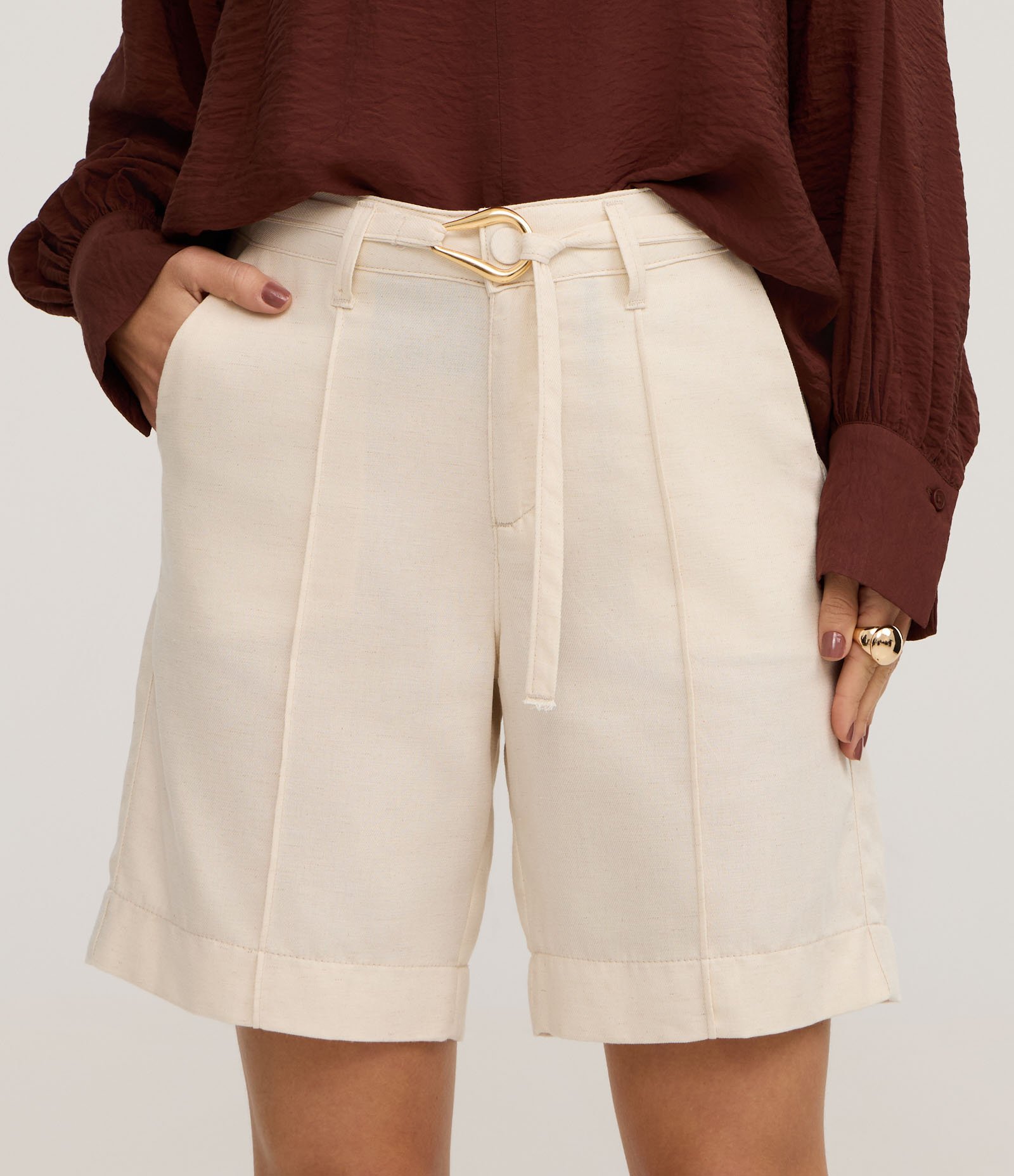 Bermuda Cintura Média em Sarja com Cinto Amarração Bege 3