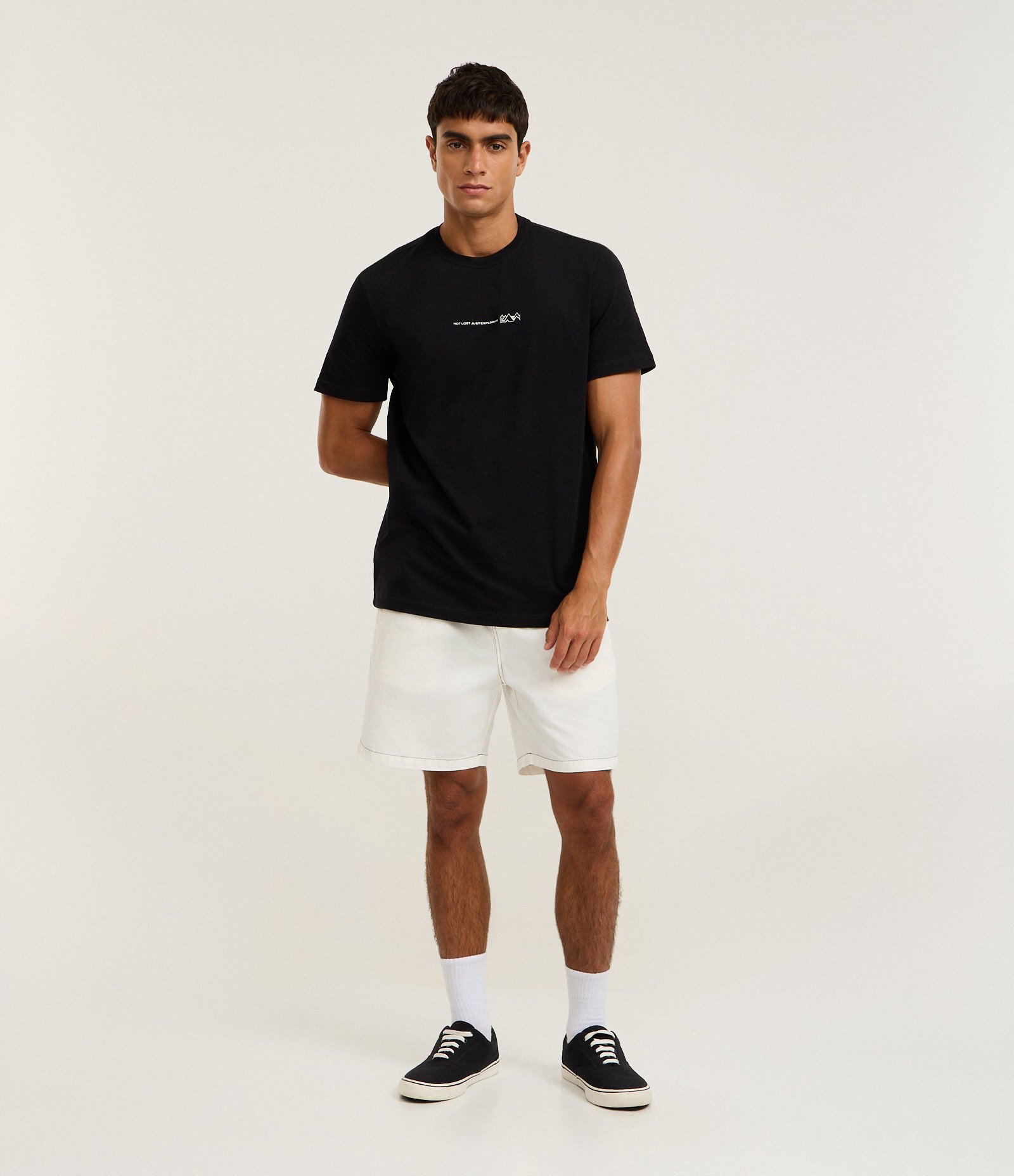 Camiseta Comfort em Algodão com Estampa Lettering Preto 2