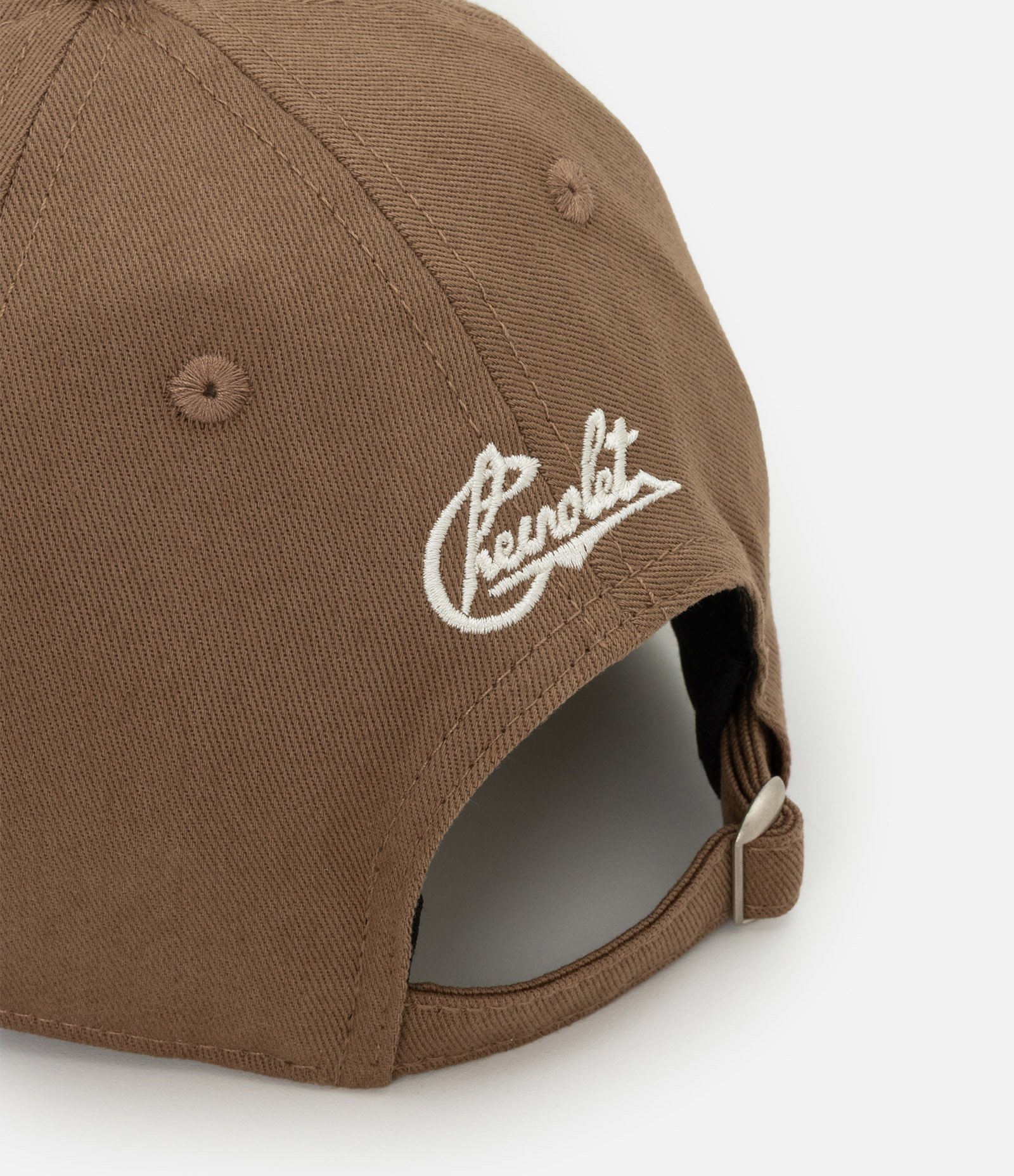Boné Dad Hat em Sarja com Bordado Lettering Chevrolet Marrom 4
