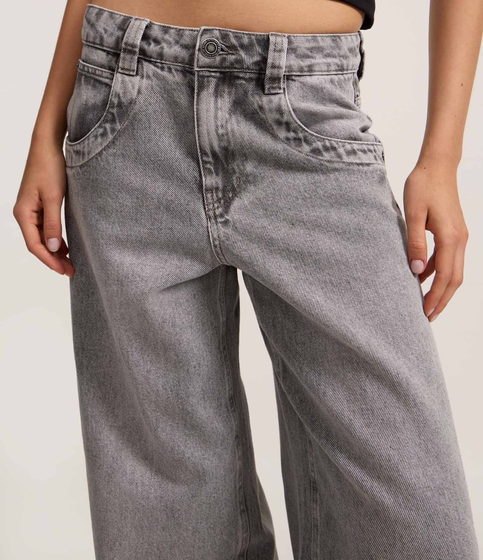Calça Loose em Jeans com Cintura Baixa Cinza 4