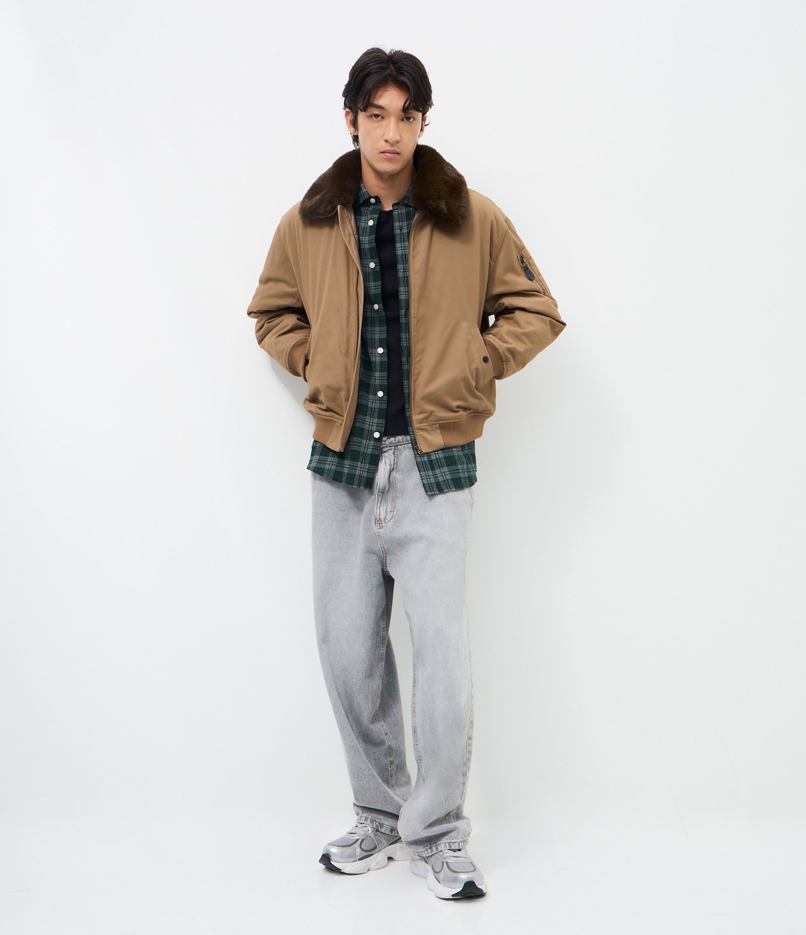 Jaqueta Bomber em Sarja Lisa e com Gola Removível Marrom 2