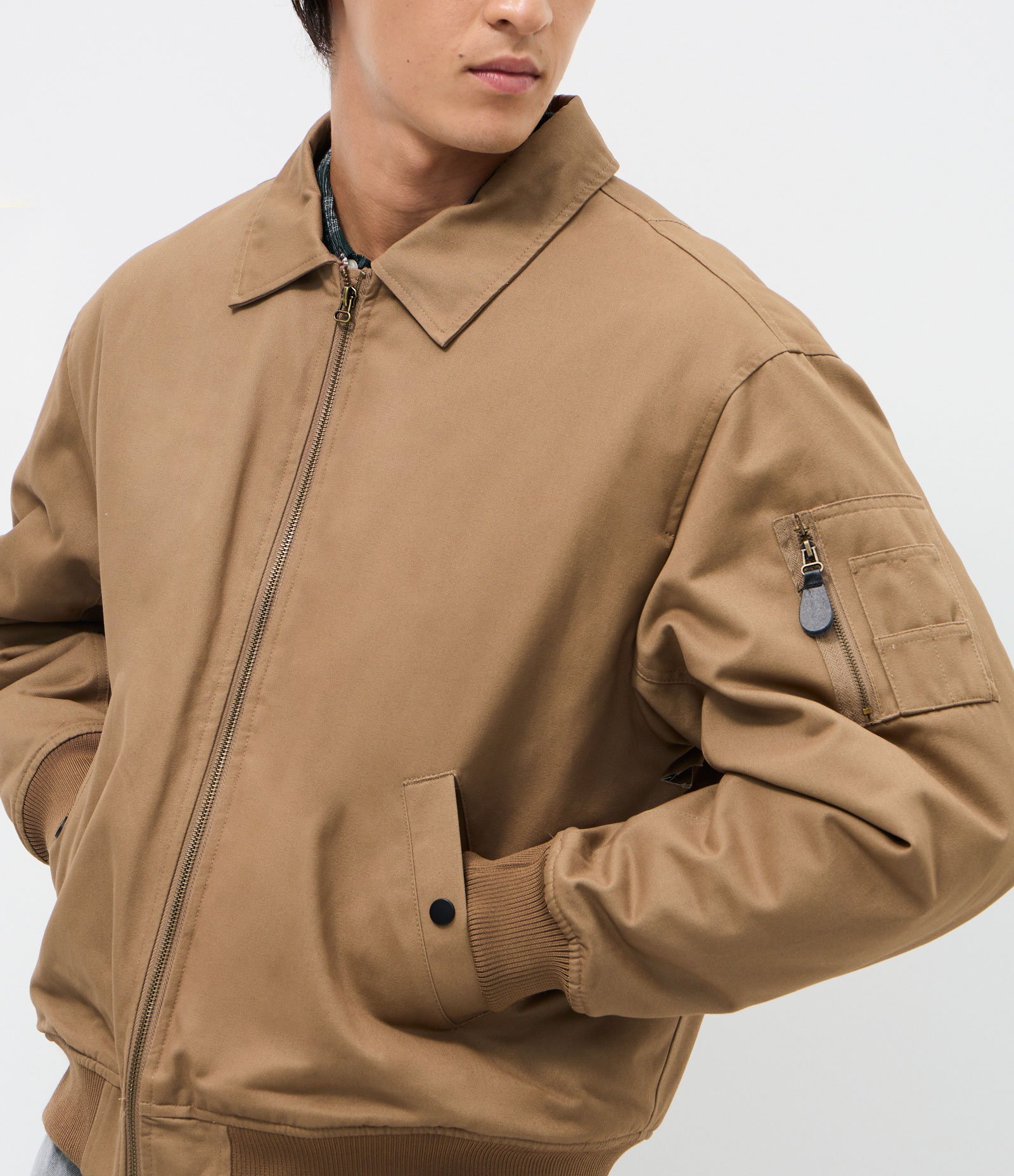 Jaqueta Bomber em Sarja Lisa e com Gola Removível Marrom 4